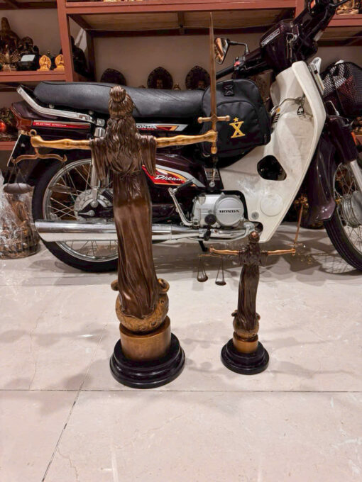 Tượng đồng nữ thần công lý đứng - Ảnh 6