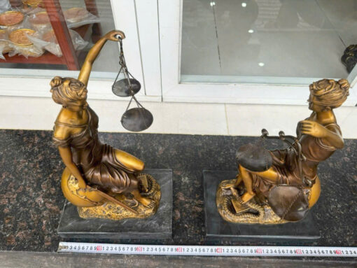 Tượng đồng nữ thần công lý ngồi - Ảnh 3
