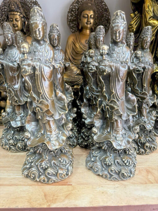 Tượng đồng quan âm tống tử đứng