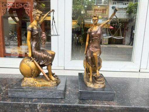 Tượng đồng nử thần công lý ngồi