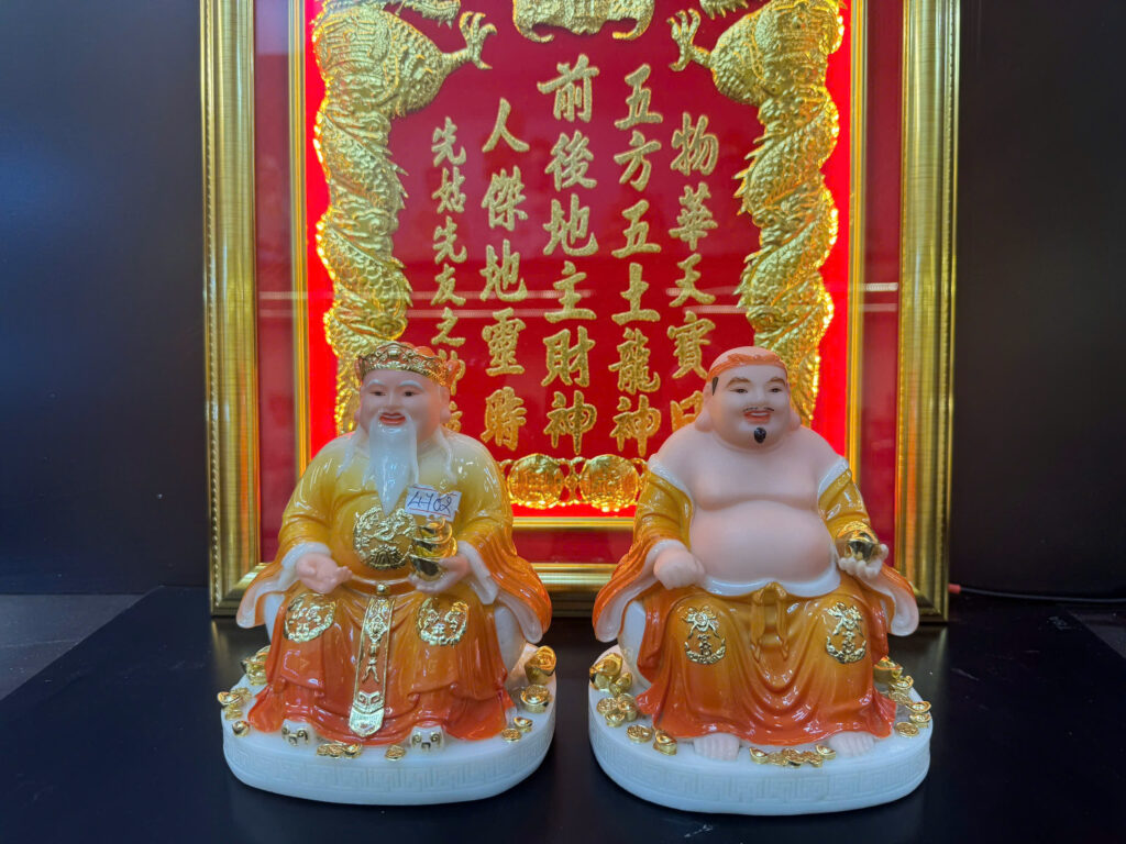 Tượng Thần Tài Thổ Địa bằng đá tráng men dát vàng