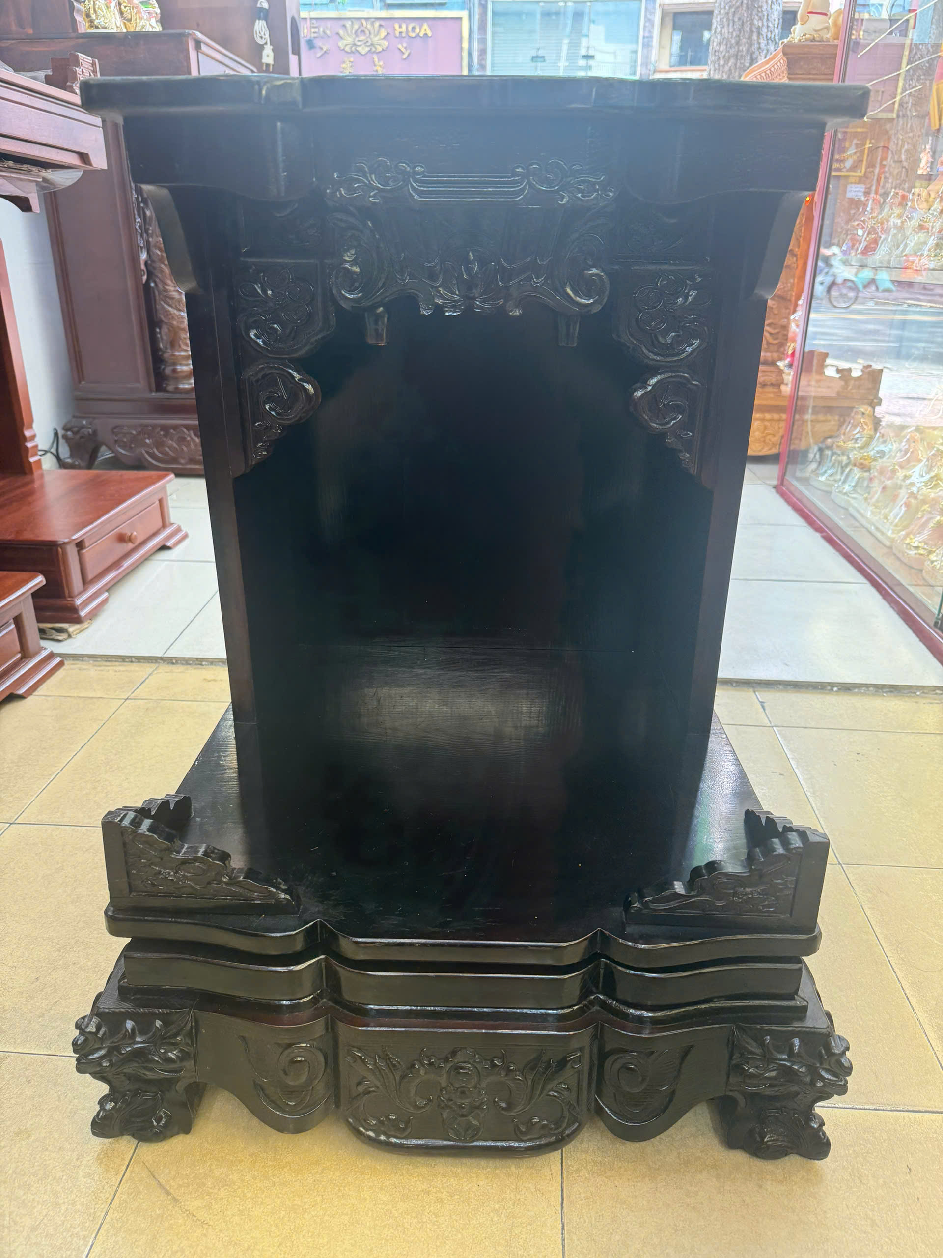 Trang Thần Tài Gỗ Muồng Màu Tối Cột Rồng Chân Quỳ Có Đèn