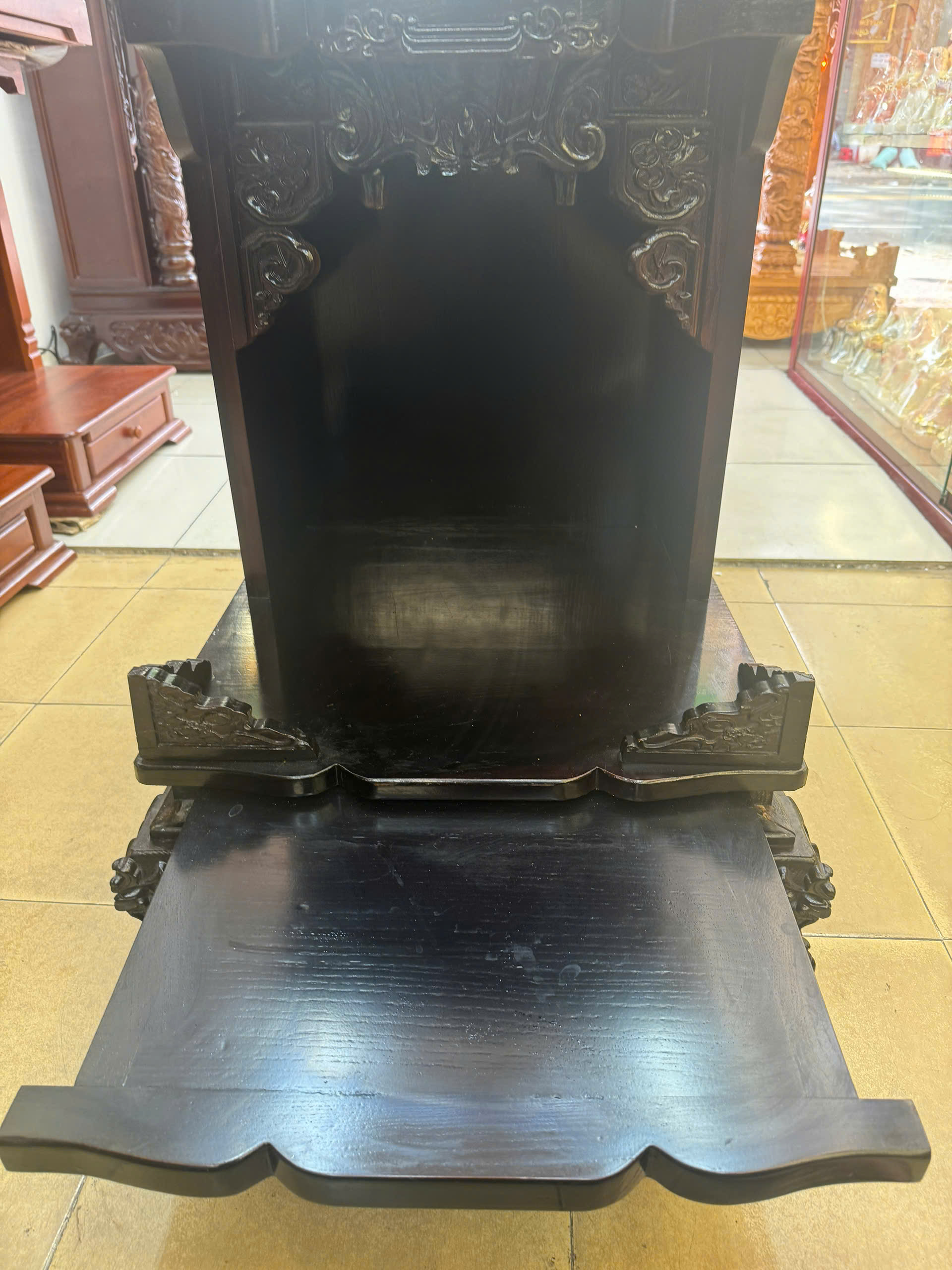 Trang Thần Tài Gỗ Muồng Màu Tối Cột Rồng Chân Quỳ Có Đèn - Ảnh 3