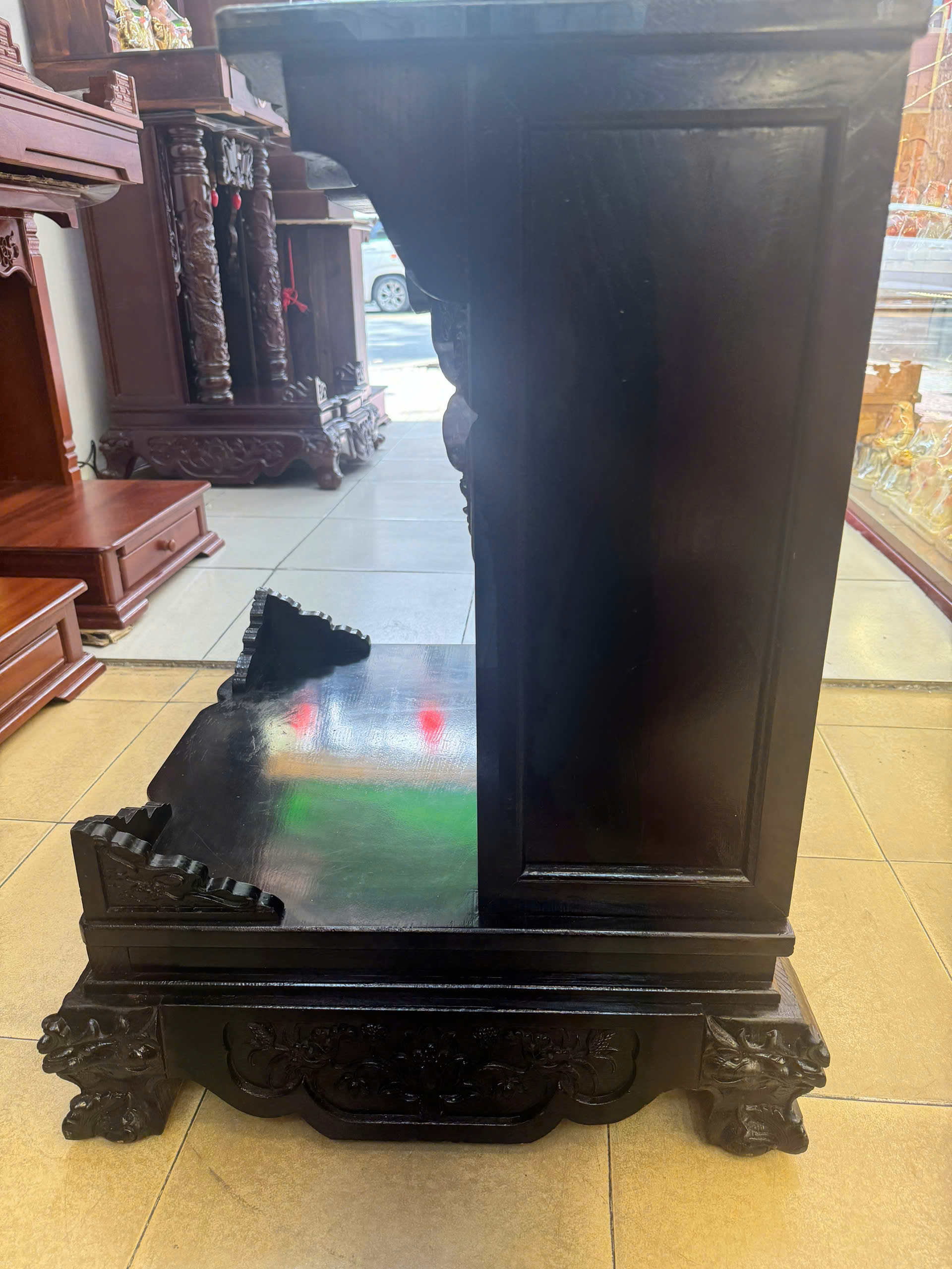 Trang Thần Tài Gỗ Muồng Màu Tối Cột Rồng Chân Quỳ Có Đèn - Ảnh 6
