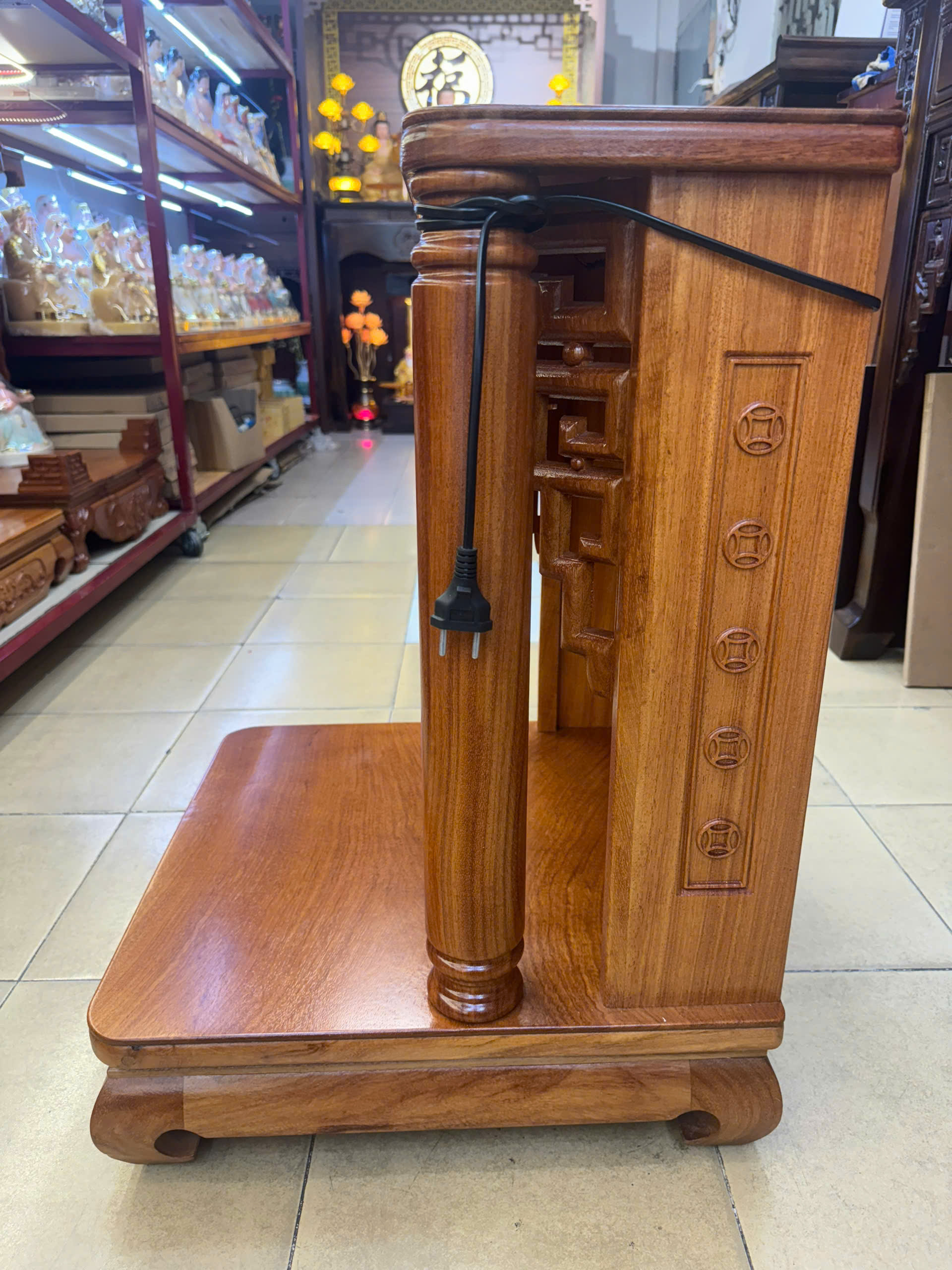 Trang Thần Tài Gỗ Đỏ Cột Tròn Chạm Chữ Lộc Chân Quỳ - Ảnh 5
