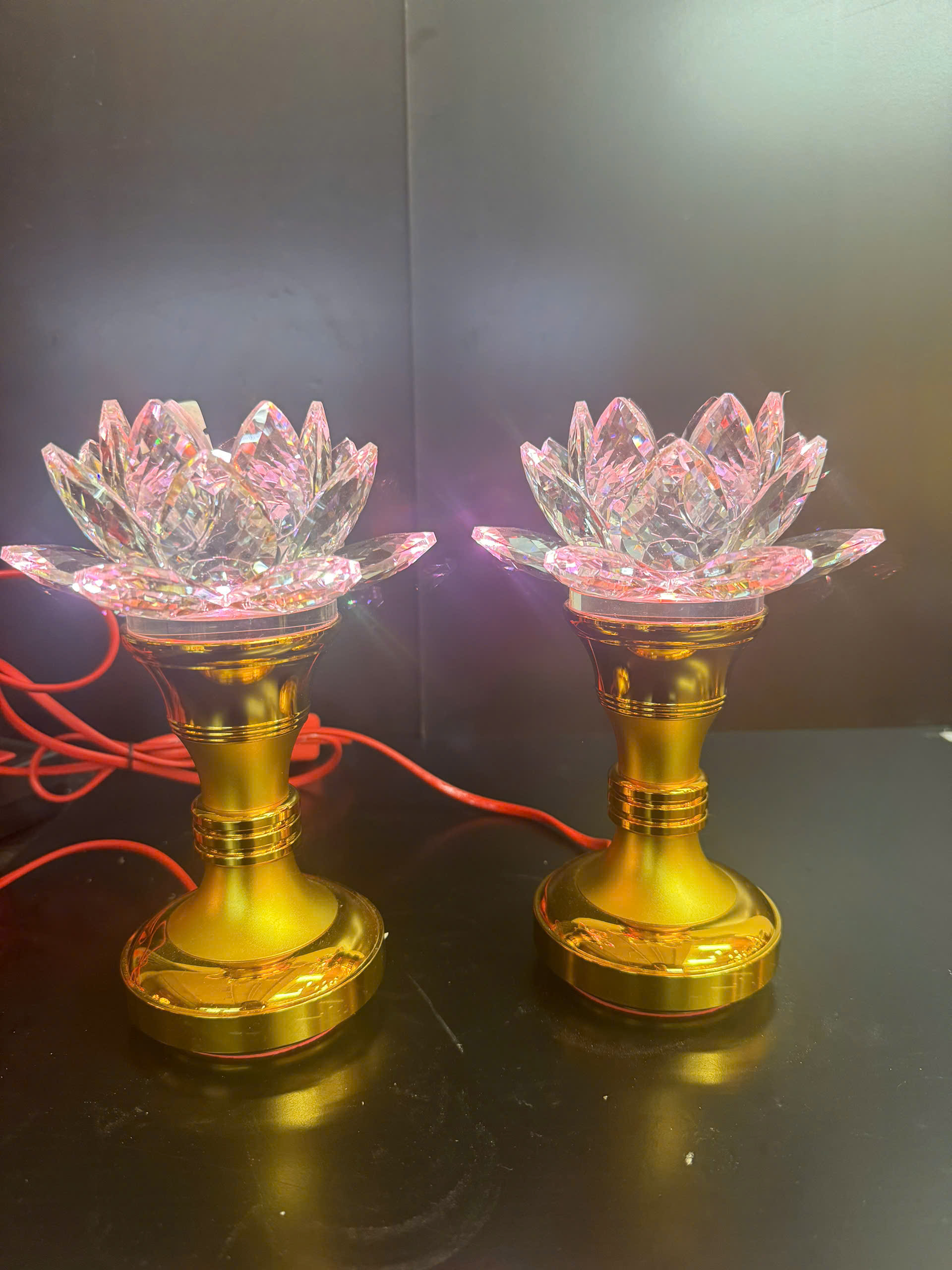 Cặp Đèn Thờ Hoa Sen Pha Lê Nở Nhiều Lớp Cánh Đổi Màu Chân Mạ Vàng – Cao 23 cm