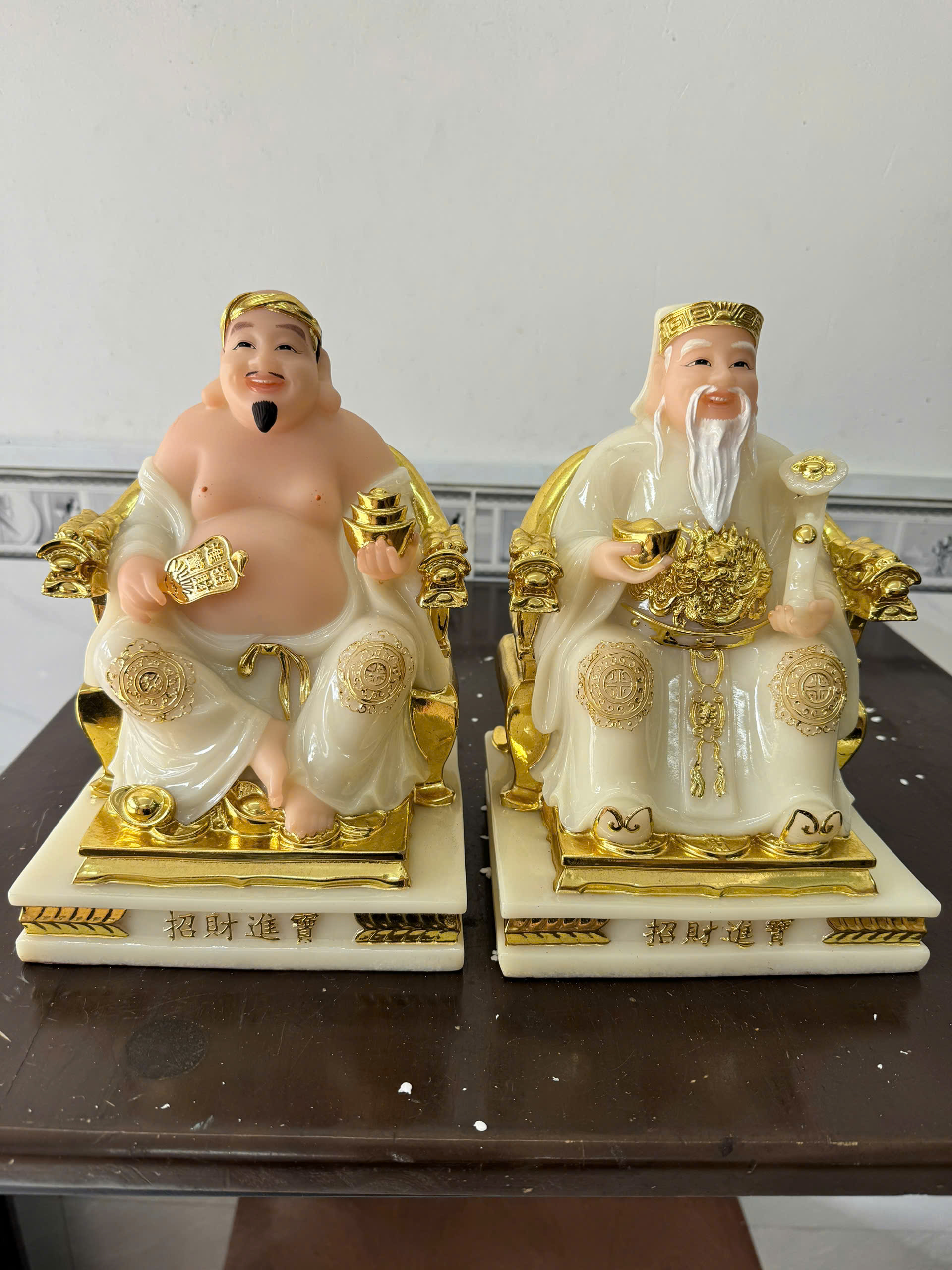 Tượng Thần Tài Ông Địa Áo Trắng Ngọc Dát Vàng Ngồi Ngai Bột Đá 8in (20cm)
