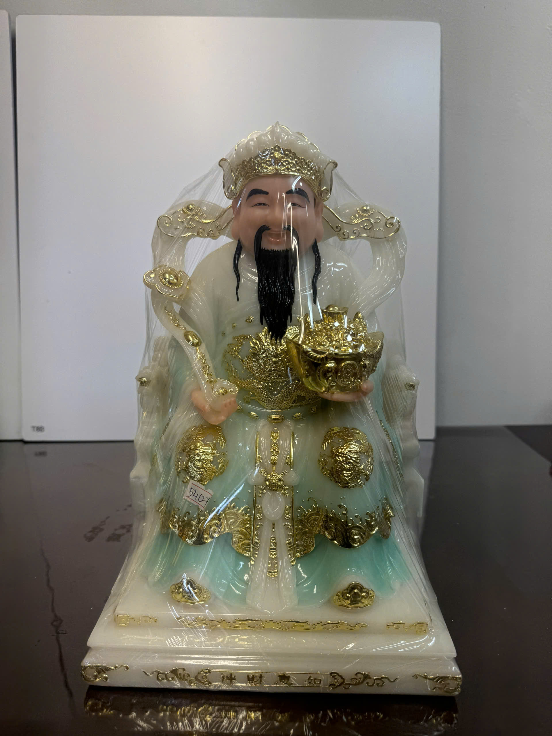 Thần Tài Như Ý Áo Trắng Xanh Ngọc Dát Vàng Ngồi Ngai Bột Đá 10in (25cm)