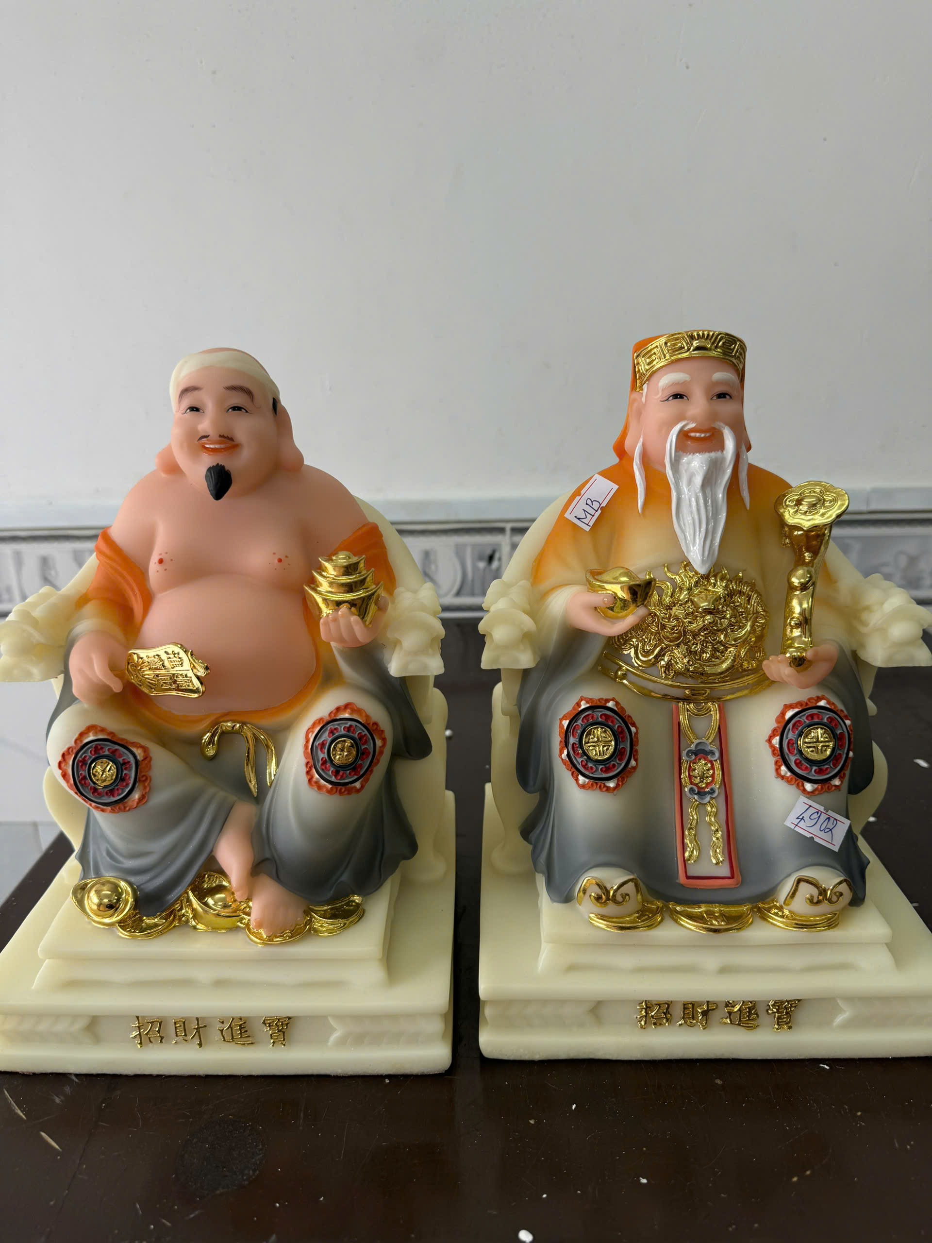 Tượng Thần Tài Ông Địa Áo Cam Xám Ngồi Ngai Trắng Ngà Bột Đá 8in (20cm)