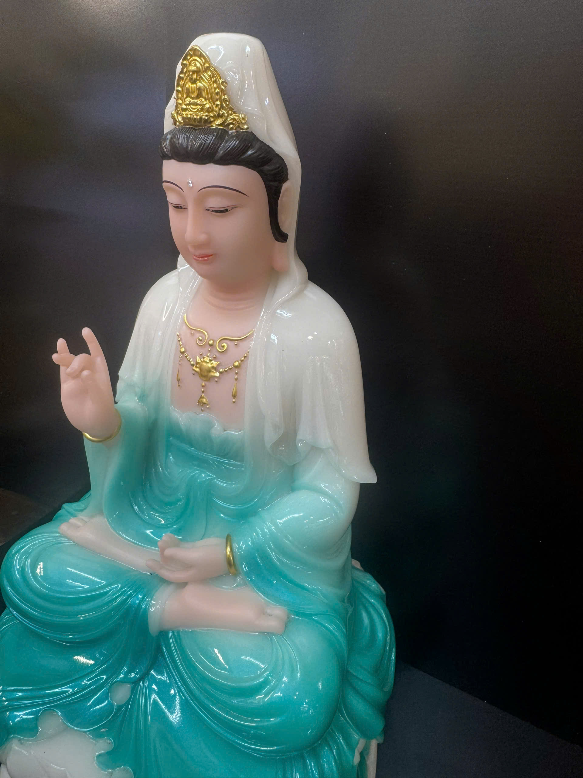 Tượng Quan Âm Bồ Tát ngồi tòa sen bột đá – góc nghiêng trái