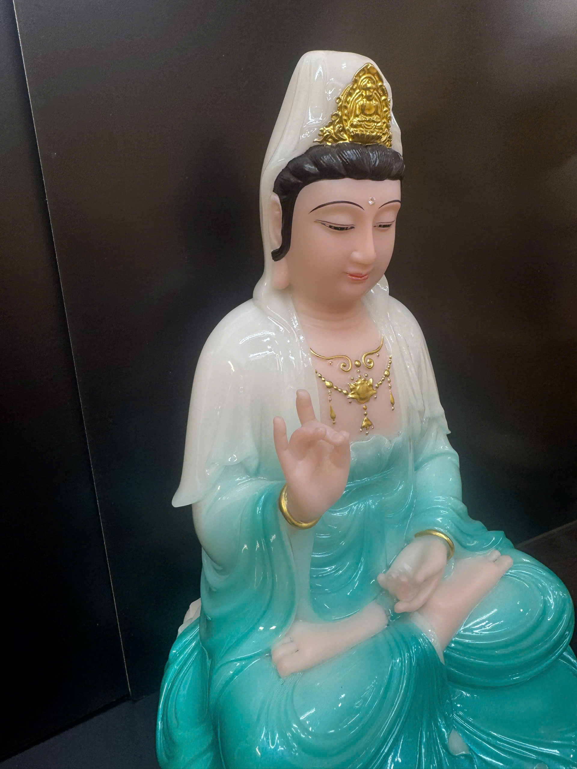 Tượng Quan Âm Bồ Tát ngồi tòa sen bột đá – góc nghiêng phải