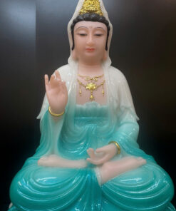Tượng Quan Âm Bồ Tát ngồi tòa sen bột đá – cận cảnh chính diện