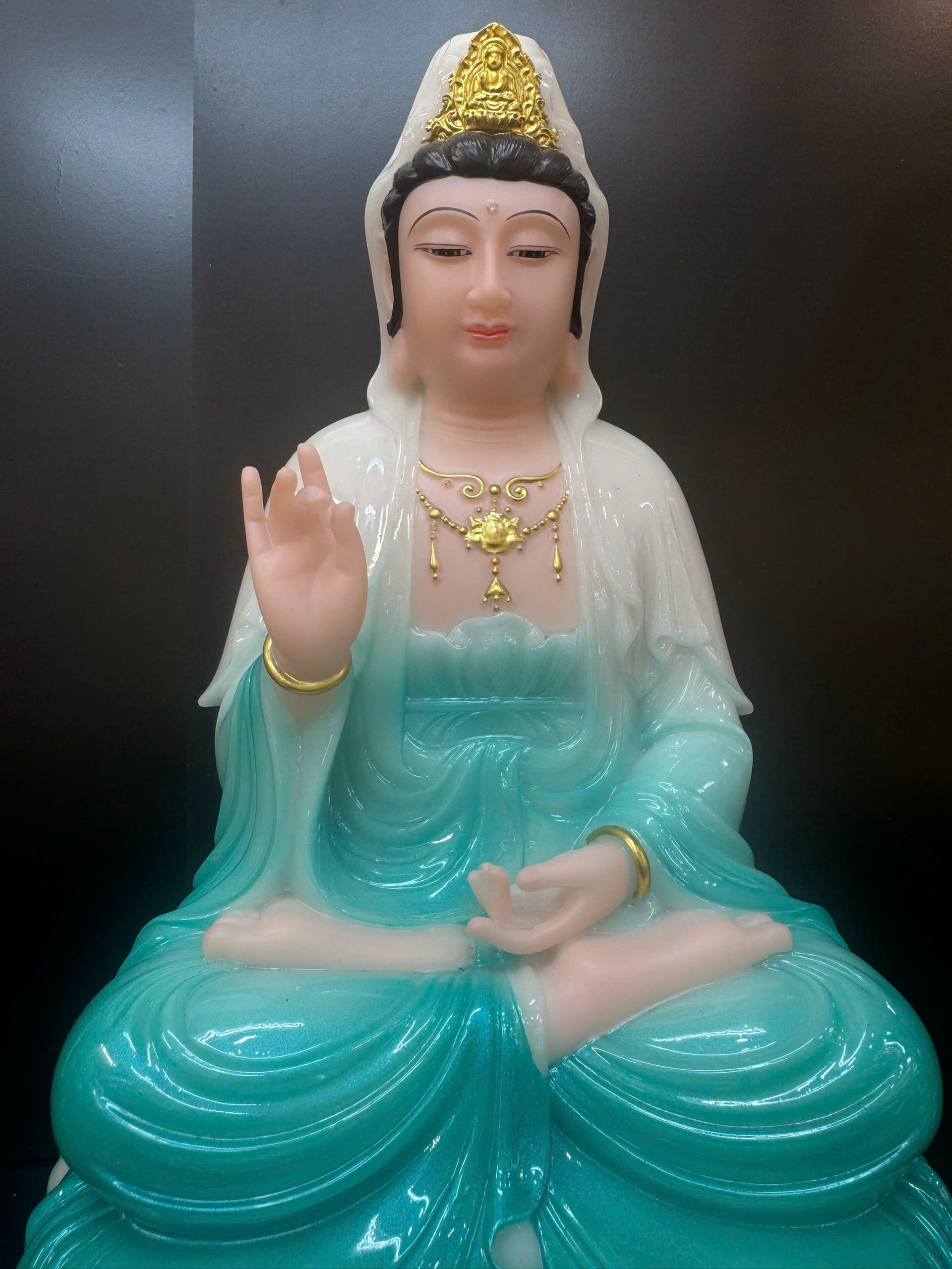 Tượng Quan Âm Bồ Tát ngồi tòa sen bột đá – cận cảnh chính diện