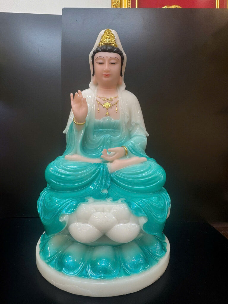 Tượng Quan Âm Bồ Tát ngồi tòa sen bột đá – toàn thân