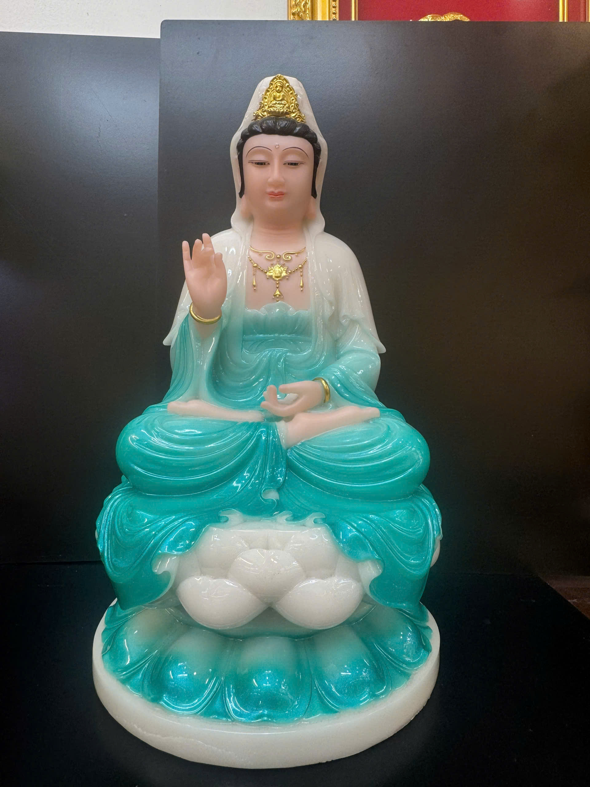 Tượng Quan Âm Bồ Tát ngồi tòa sen bột đá – toàn thân