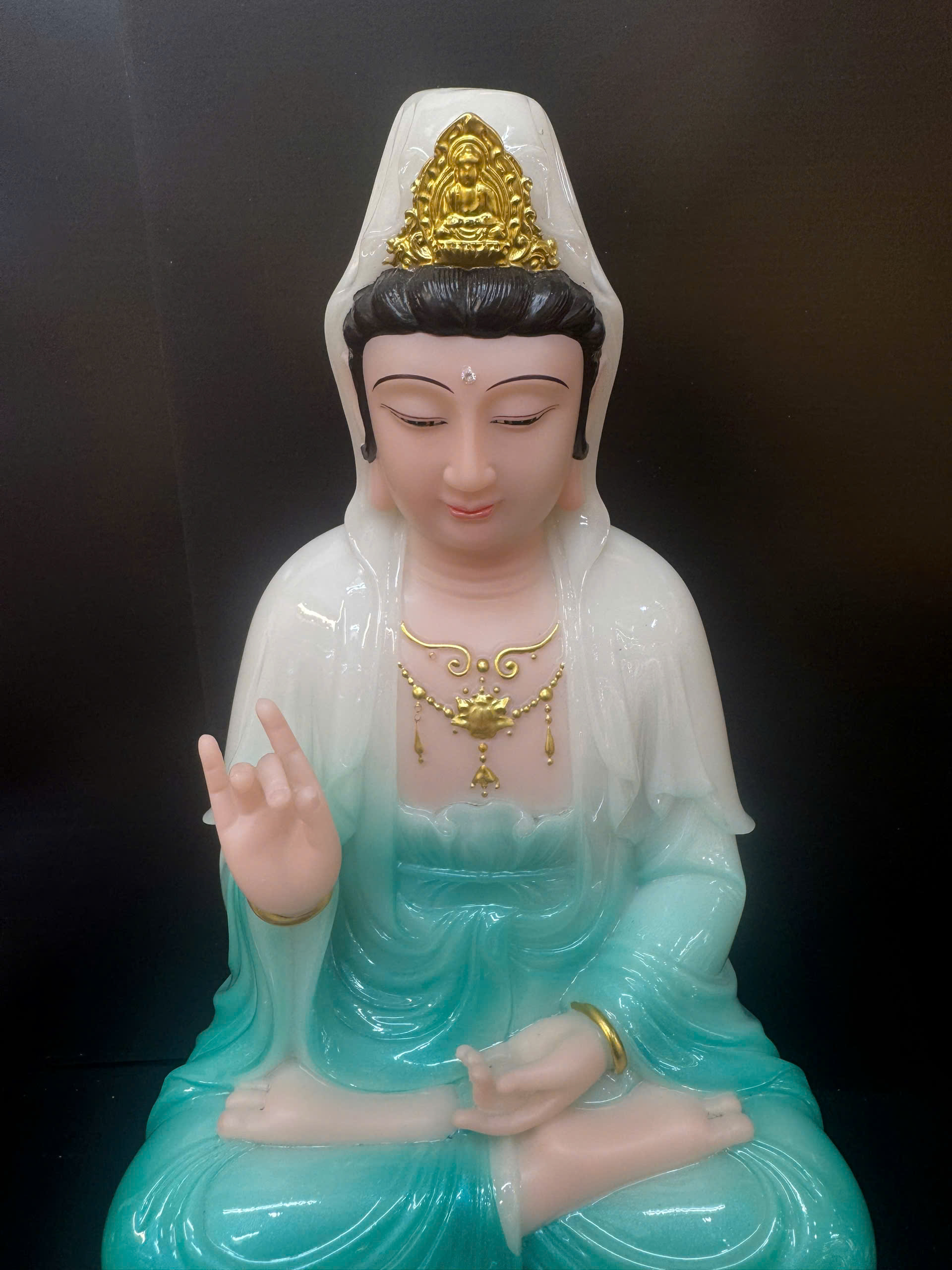 Tượng Quan Âm Bồ Tát ngồi tòa sen bột đá – gương mặt hiền từ