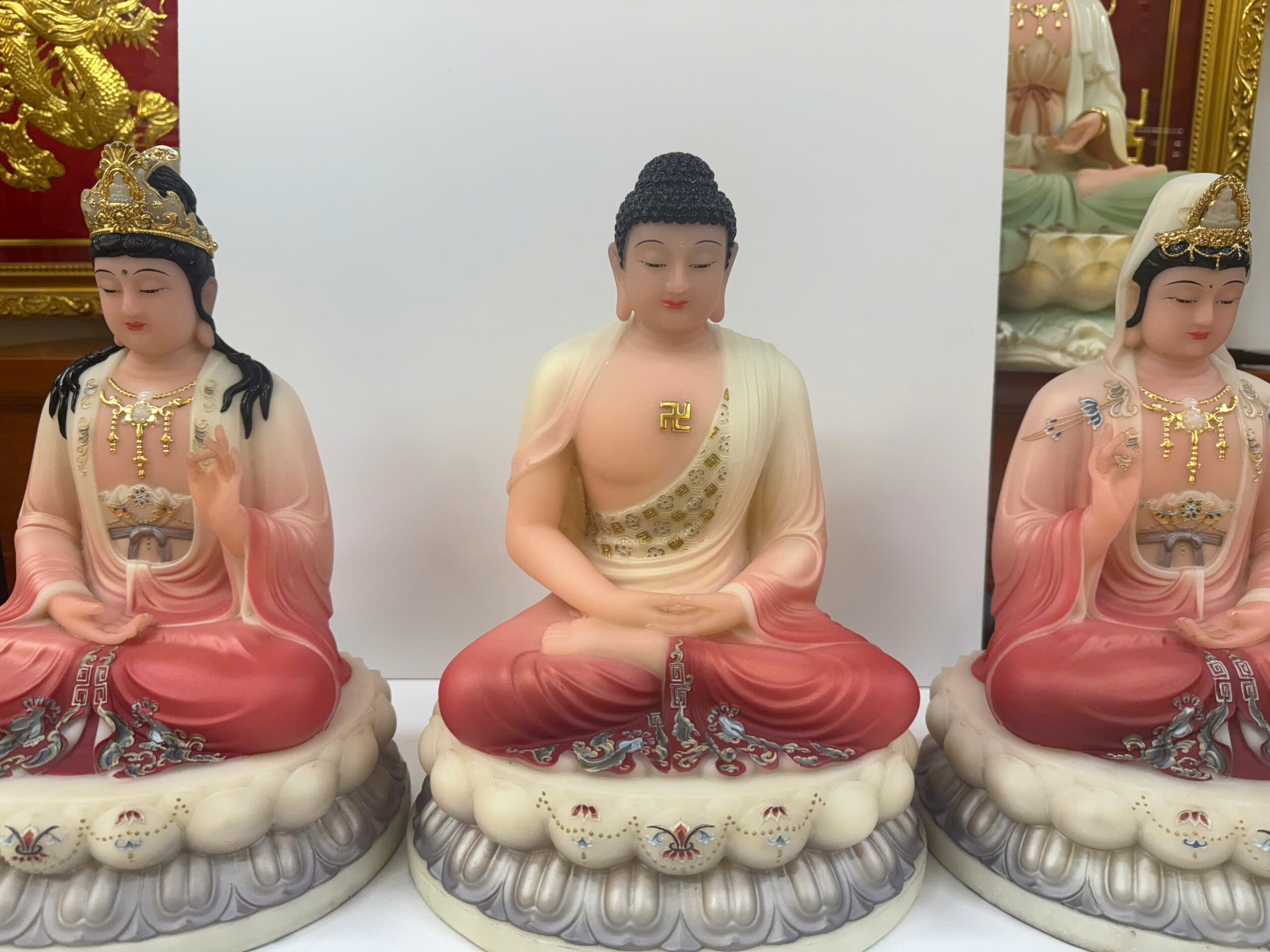 Tây Phương Tam Thánh Áo Hồng Đỏ Vẽ Tay Ngồi Tòa Sen Bột Đá 12 inch (30cm) - Ảnh 3