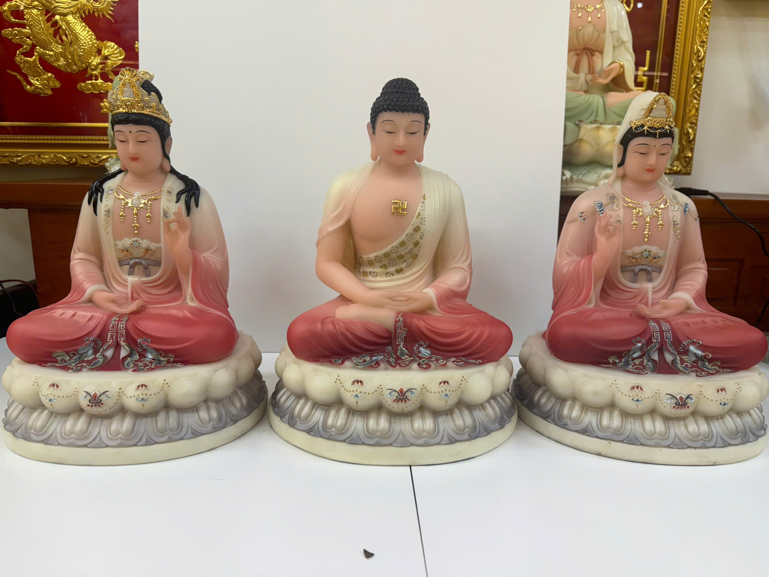 Tây Phương Tam Thánh Áo Hồng Đỏ Vẽ Tay Ngồi Tòa Sen Bột Đá 12 inch (30cm)