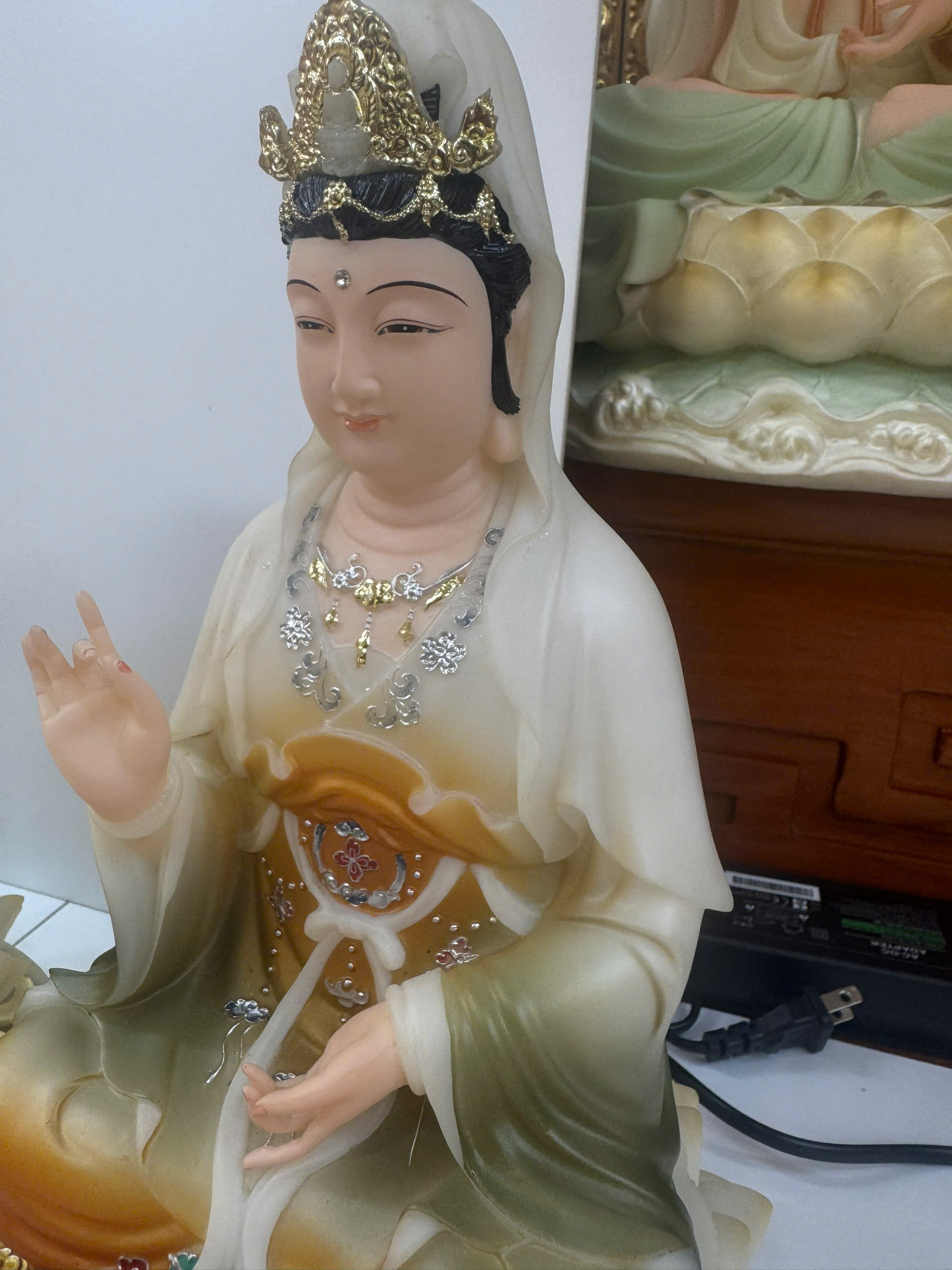 Tượng Tây Phương Tam Thánh Áo Vàng Phối Xanh Ngồi Tòa Sen Trắng Bột Đá 12inch (30cm) - Ảnh 18