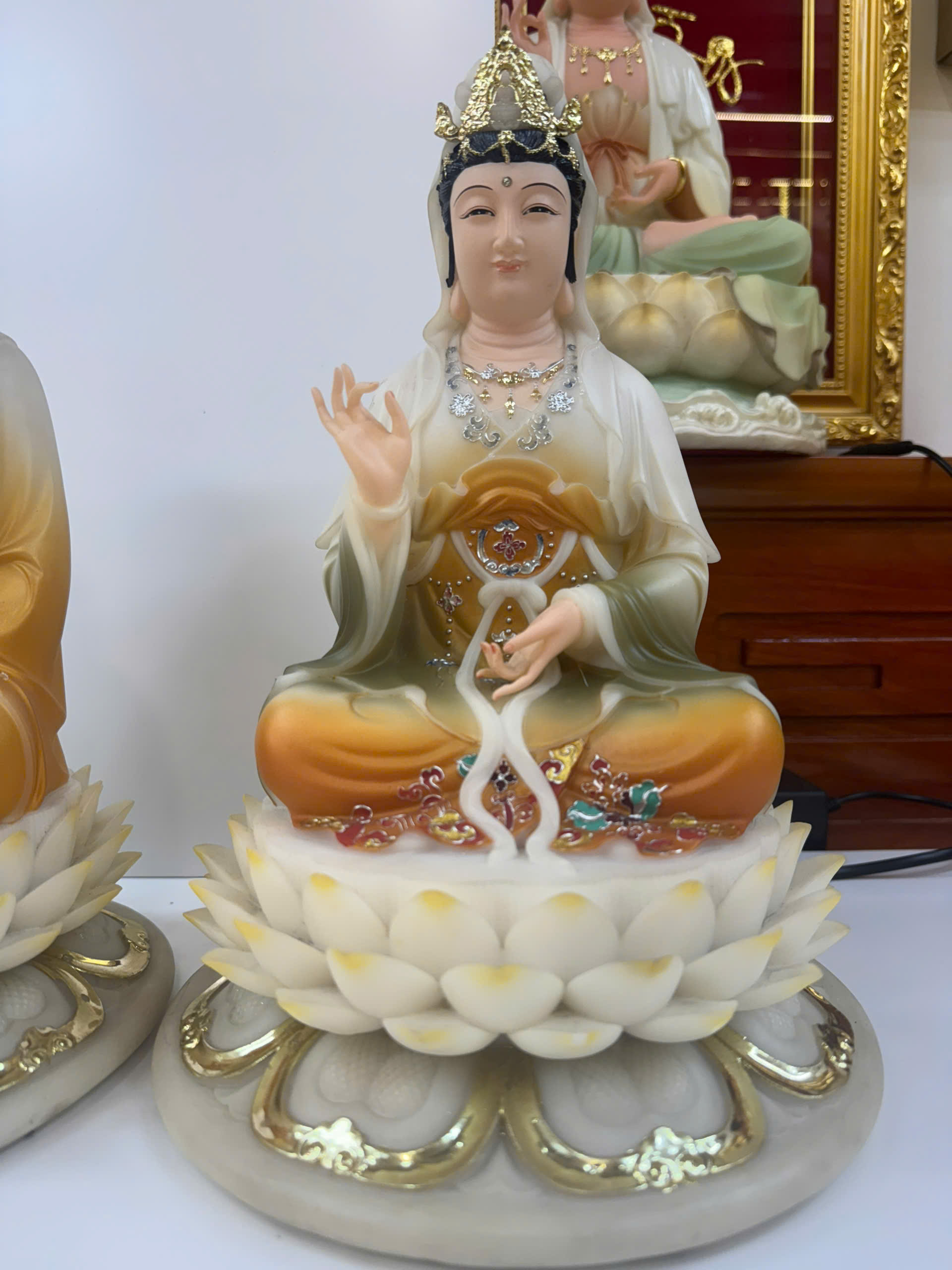 Tượng Tây Phương Tam Thánh Áo Vàng Phối Xanh Ngồi Tòa Sen Trắng Bột Đá 12inch (30cm) - Ảnh 15