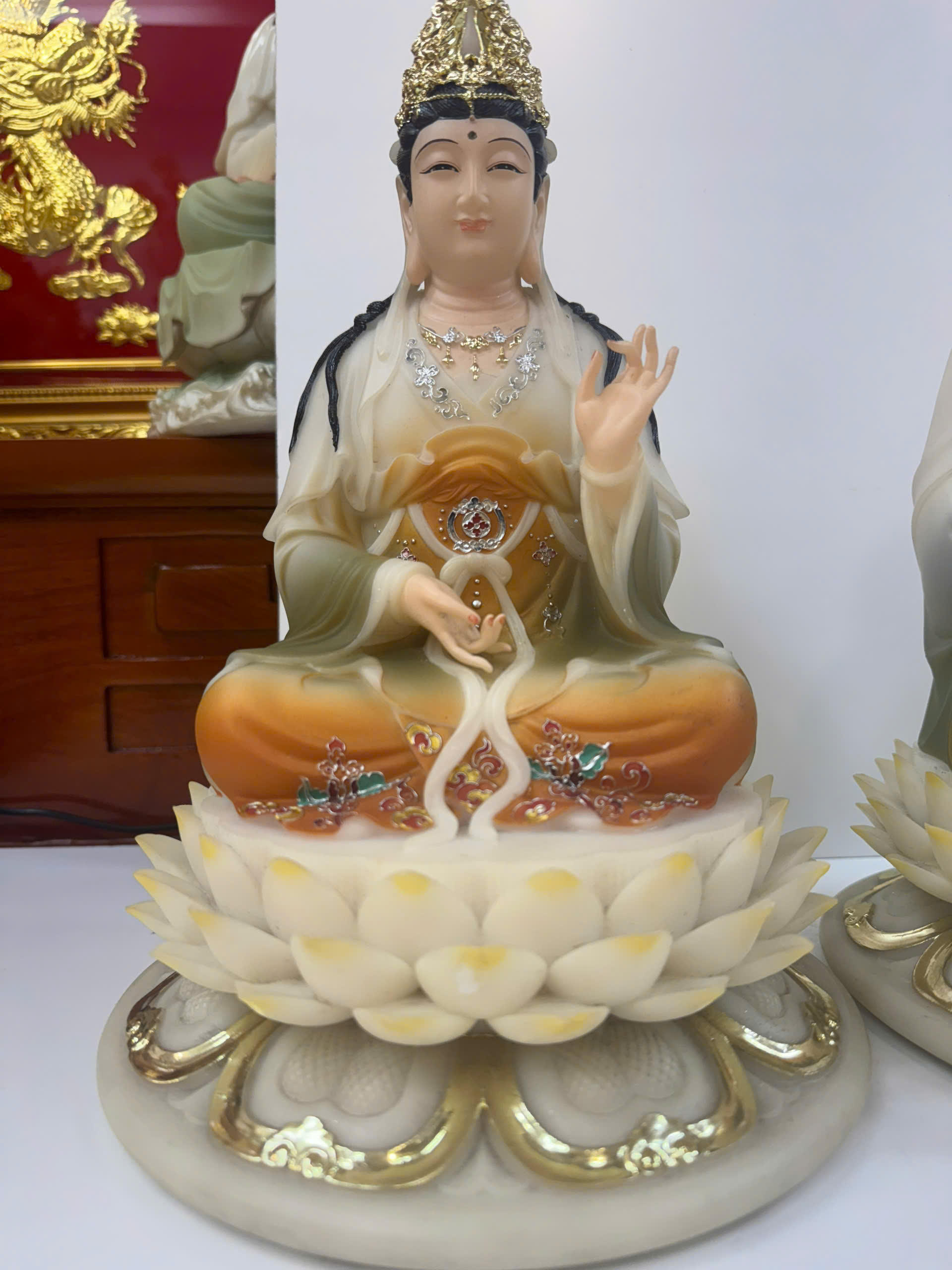 Tượng Tây Phương Tam Thánh Áo Vàng Phối Xanh Ngồi Tòa Sen Trắng Bột Đá 12inch (30cm) - Ảnh 4