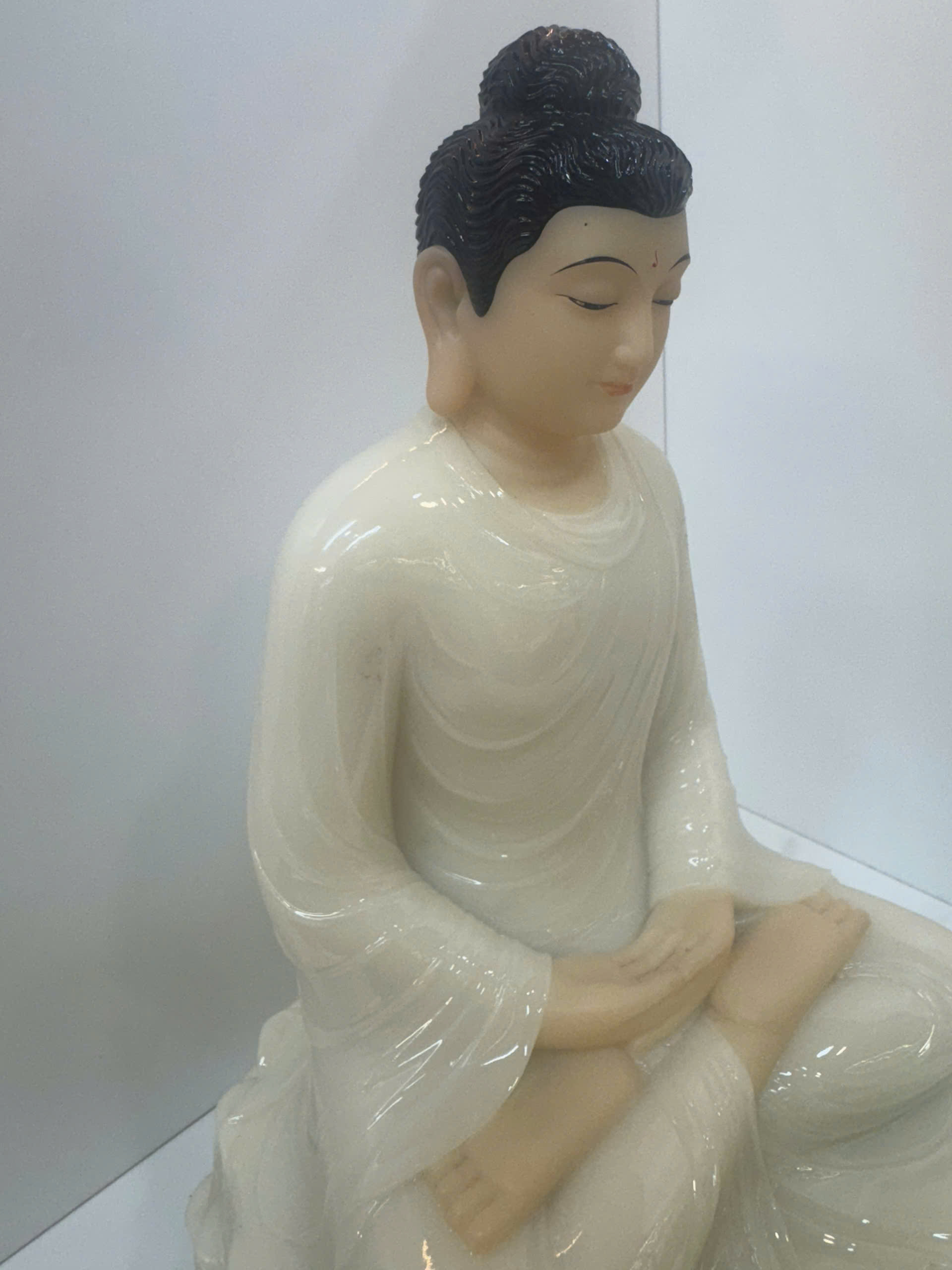 Tượng Phật Bổn Sư Áo Trắng Ngồi Tòa Sen Viền Vàng Bột Đá 3 tấc (30cm) - Ảnh 6