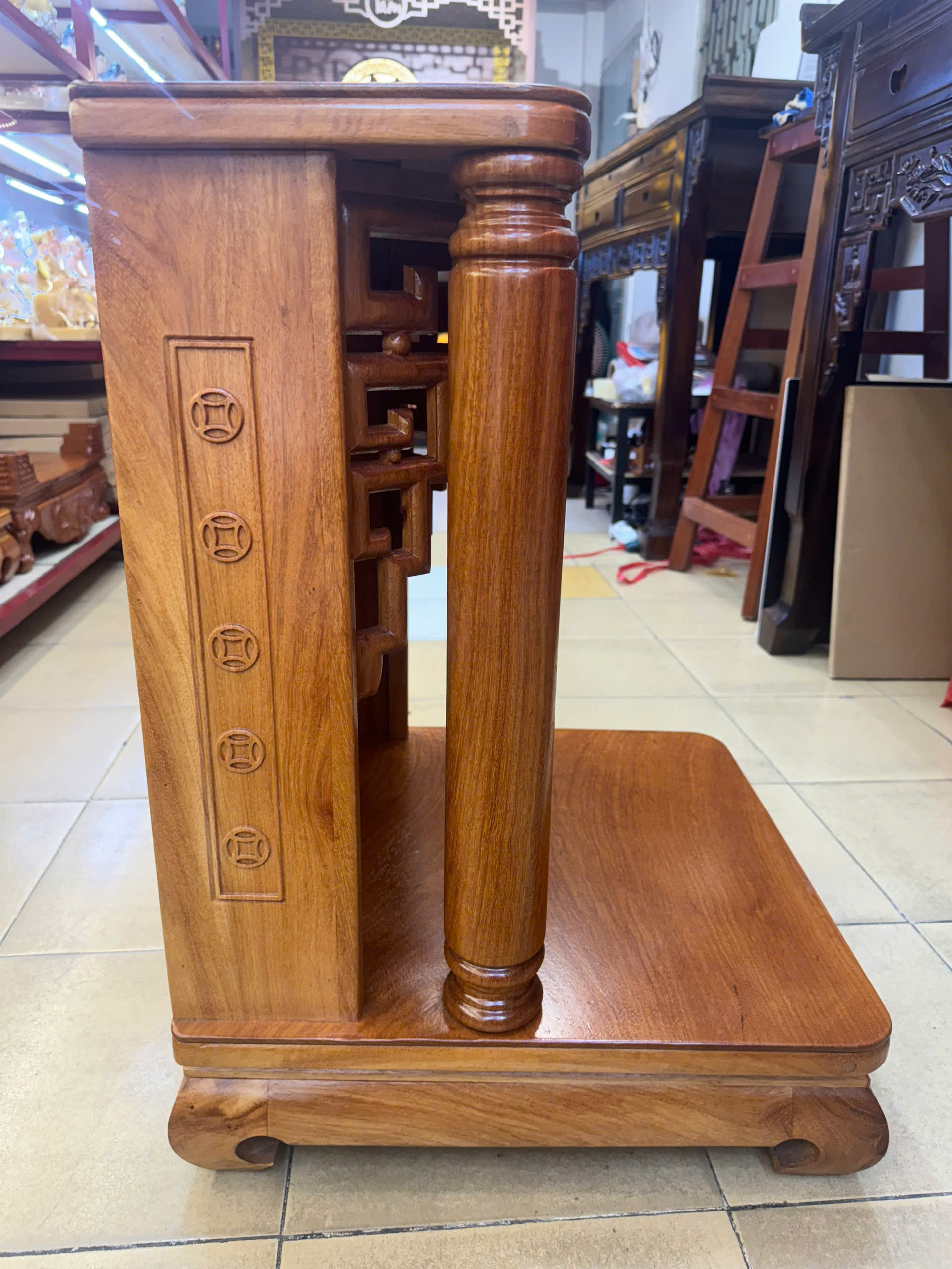 Trang Thần Tài Gỗ Đỏ Cột Tròn Chạm Chữ Lộc Chân Quỳ - Ảnh 3