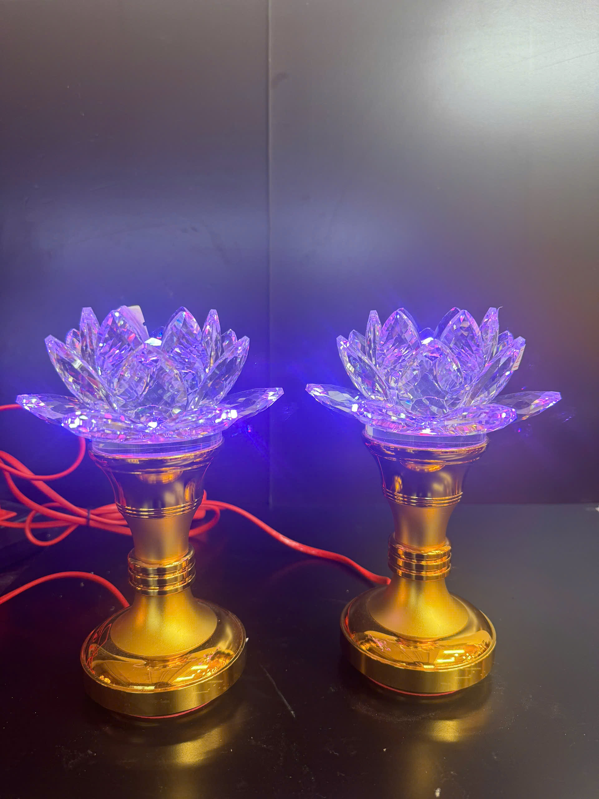 Cặp Đèn Thờ Hoa Sen Pha Lê Nở Nhiều Lớp Cánh Đổi Màu Chân Mạ Vàng – Cao 23 cm - Ảnh 2