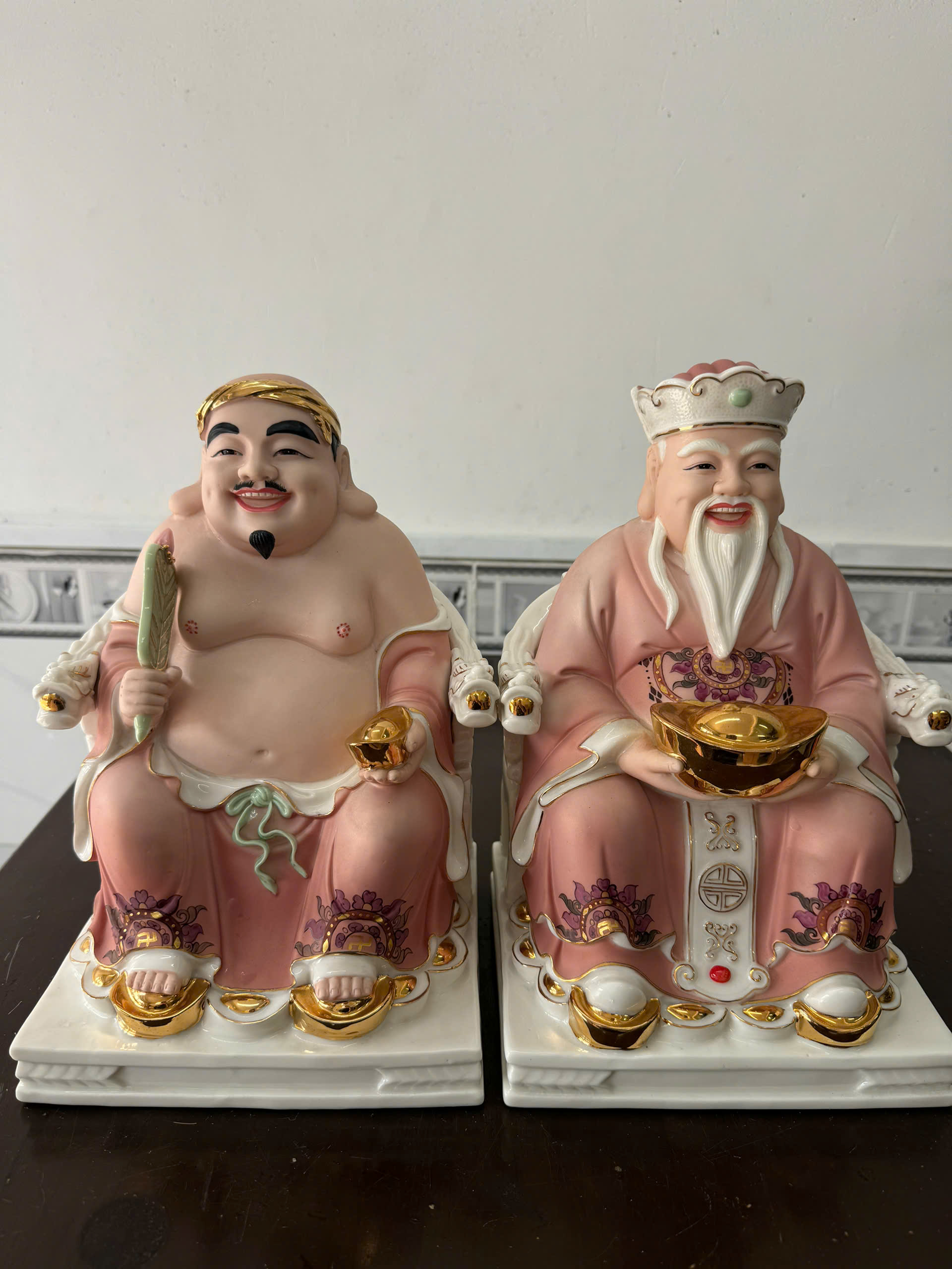 Tượng Thần Tài Ông Địa Áo Hồng Ngồi Ngai Trắng Bằng Sứ 10in (25cm)
