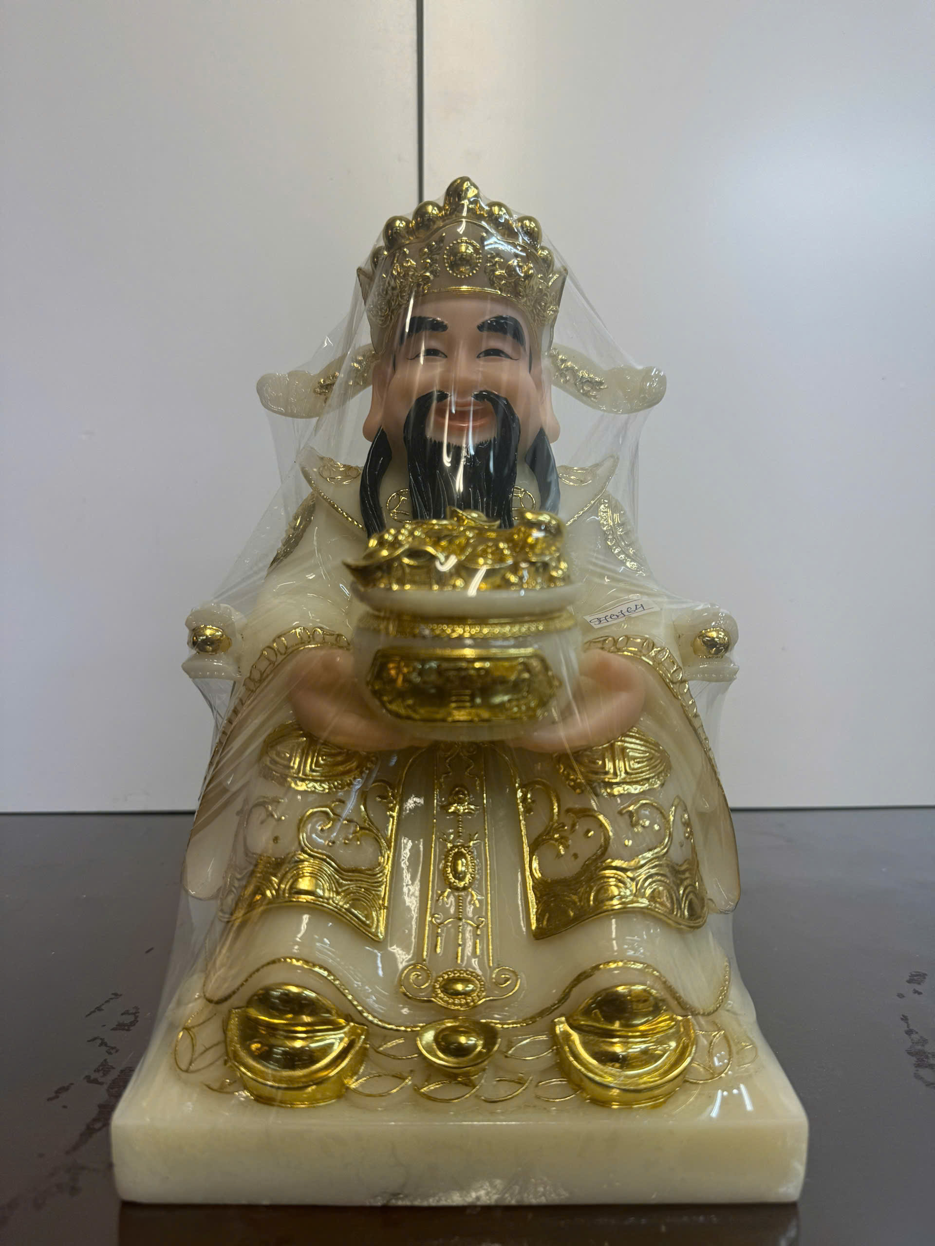 Thần Tài Trắng Ngà Dát Vàng Ôm Hũ Vàng Ngồi Ngai Bột Đá 12in (30cm)