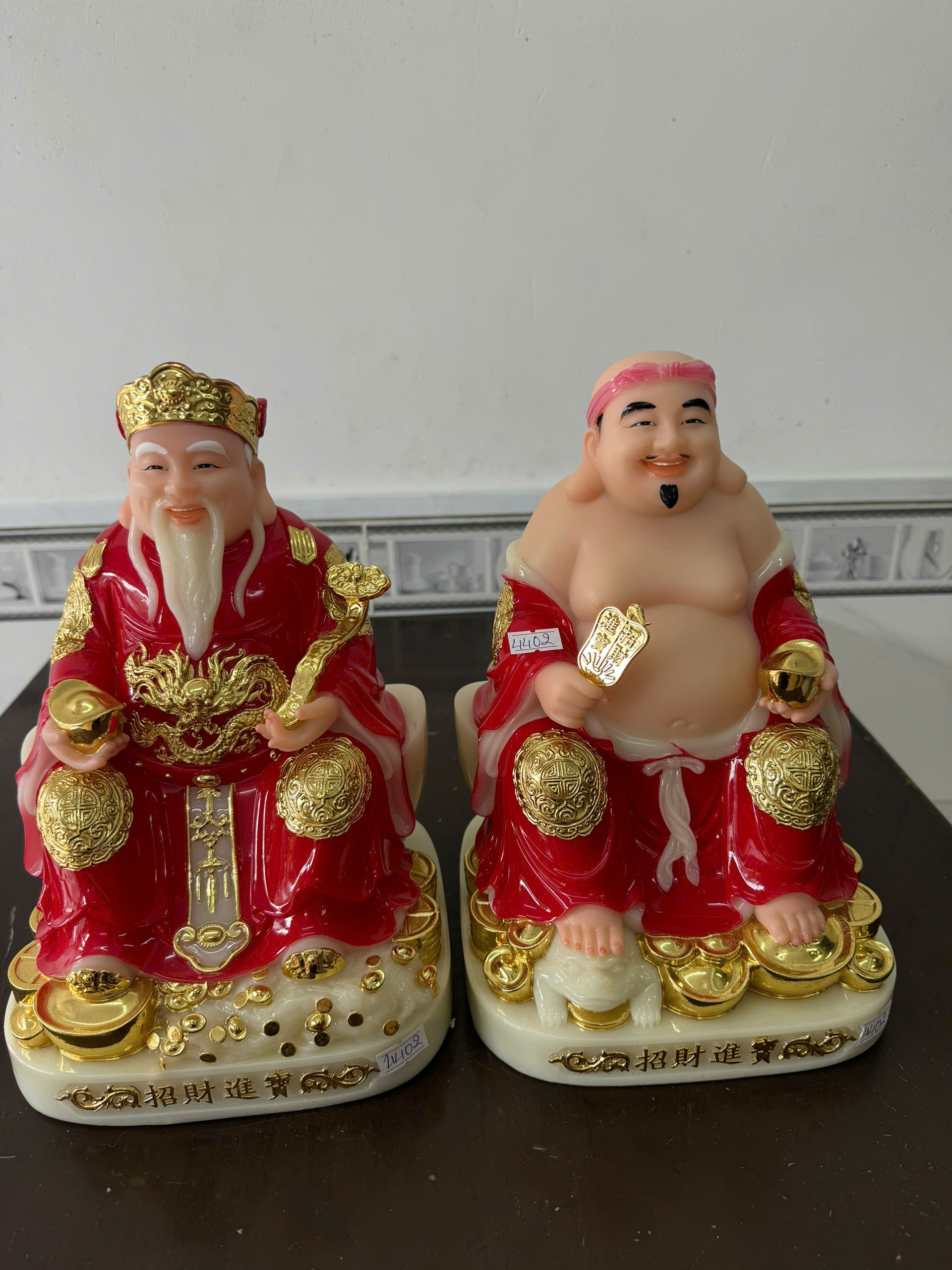 Tượng Thần Tài Ông Địa Áo Đỏ Dát Vàng Ngồi Đôn Trắng Ngà Bột Đá 10in (25cm)