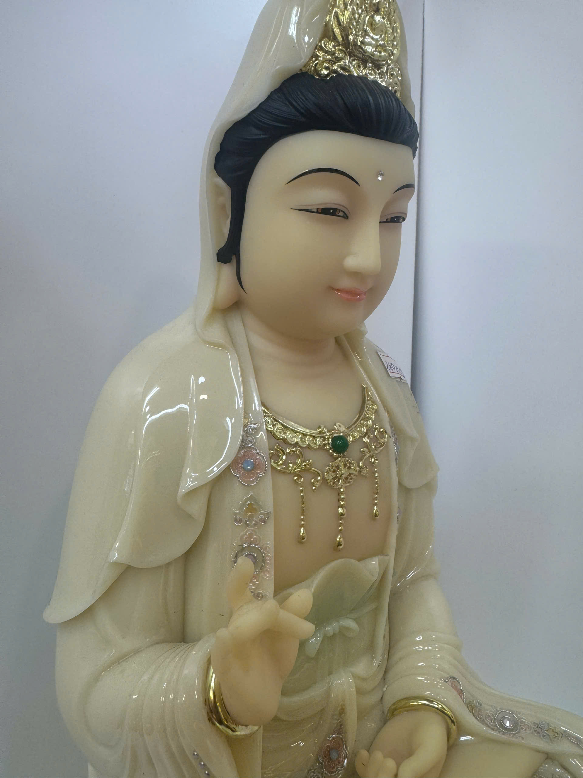 Tượng Quan Âm Bồ Tát Áo Ngà Đính Đá Ngồi Tòa Sen Bột Đá 4 tấc (40cm) - Ảnh 5