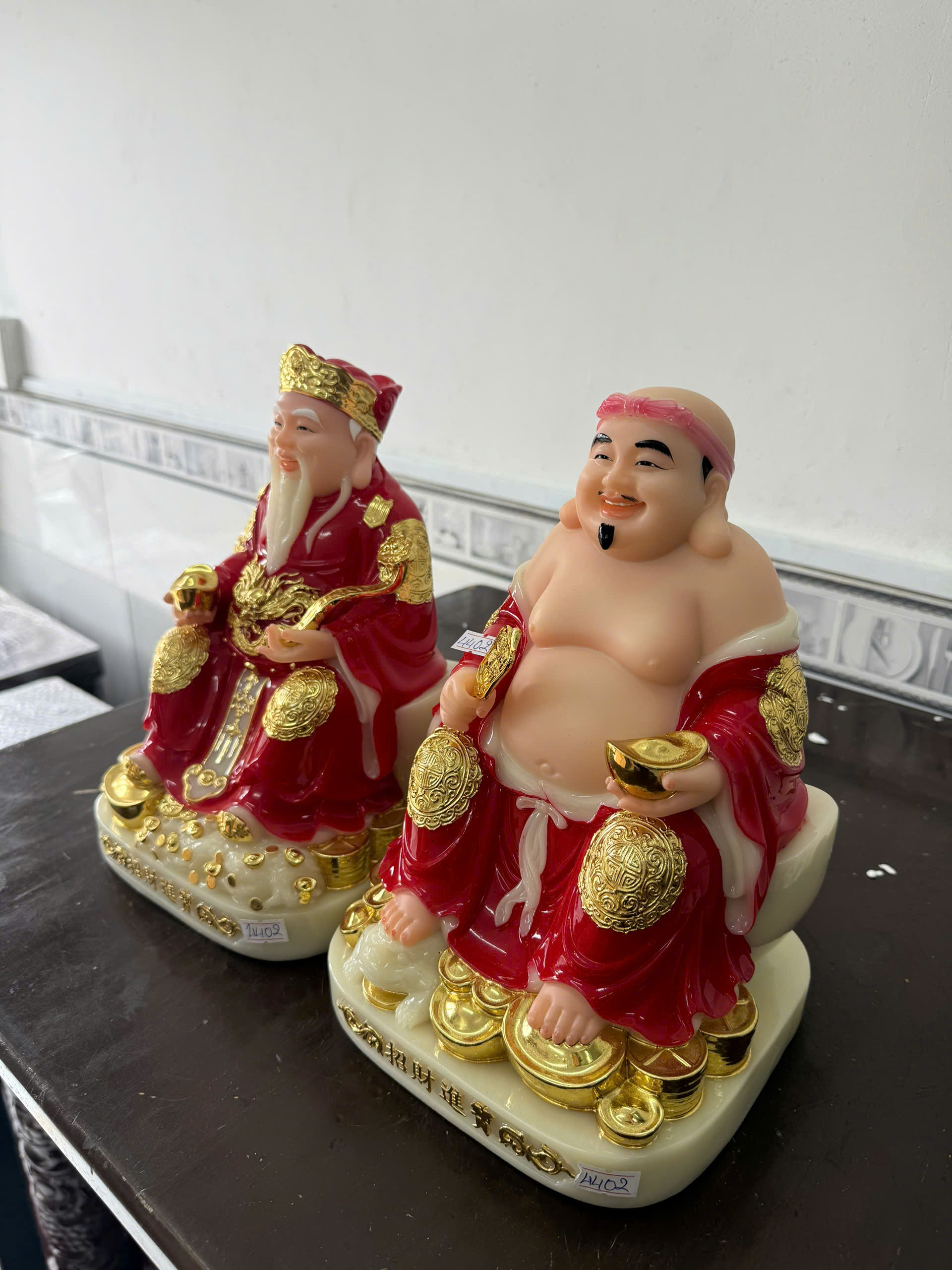 Tượng Thần Tài Ông Địa Áo Đỏ Dát Vàng Ngồi Đôn Trắng Ngà Bột Đá 10in (25cm) - Ảnh 4