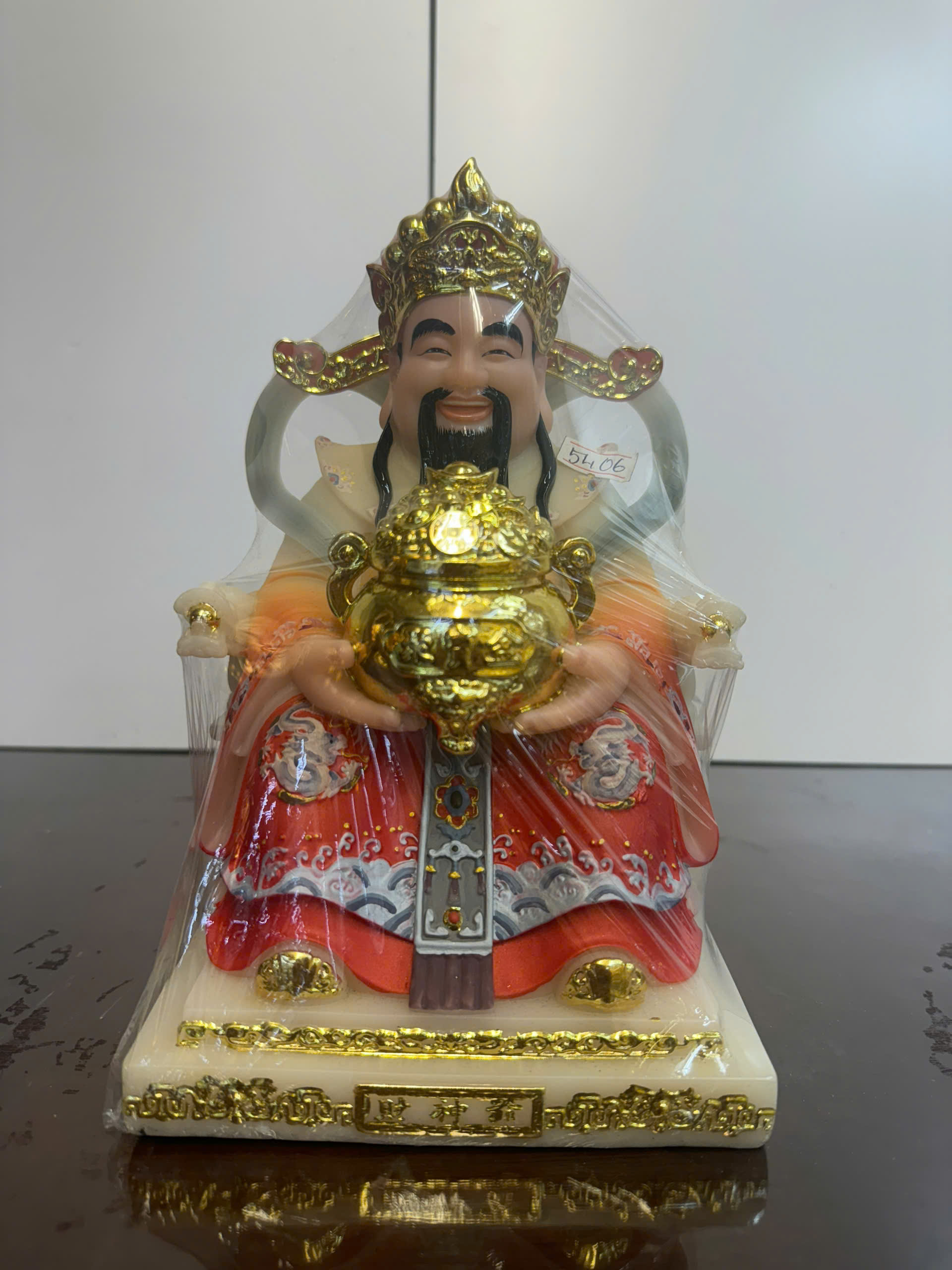 Thần Tài Áo Gấm Ôm Chậu Tụ Bảo Vàng Ngồi Ngai Bột Đá 10in (25cm)