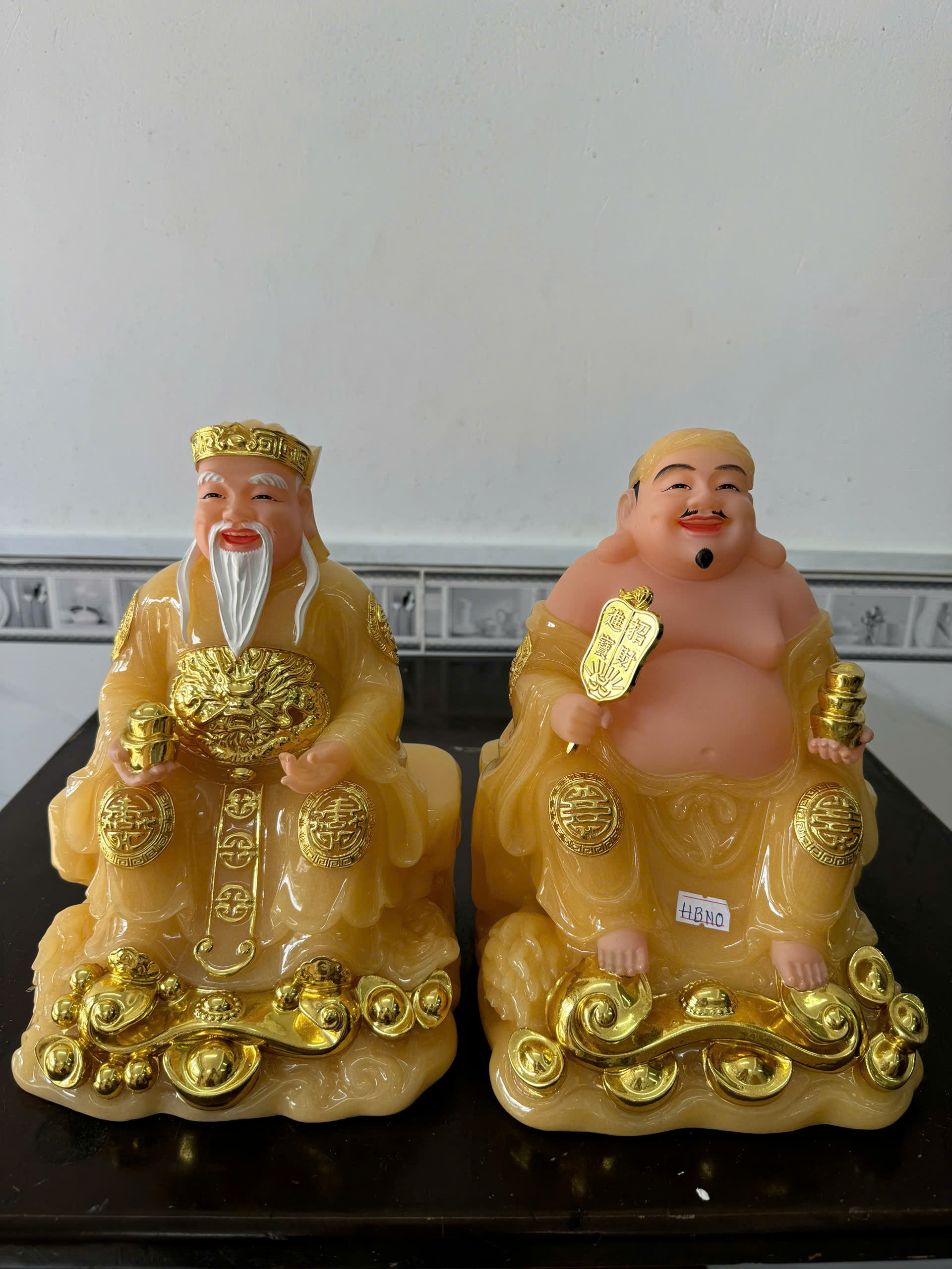 Tượng Thần Tài Ông Địa Áo Vàng Ngọc Dát Vàng Ngồi Đá Bột Đá 10in (25cm)