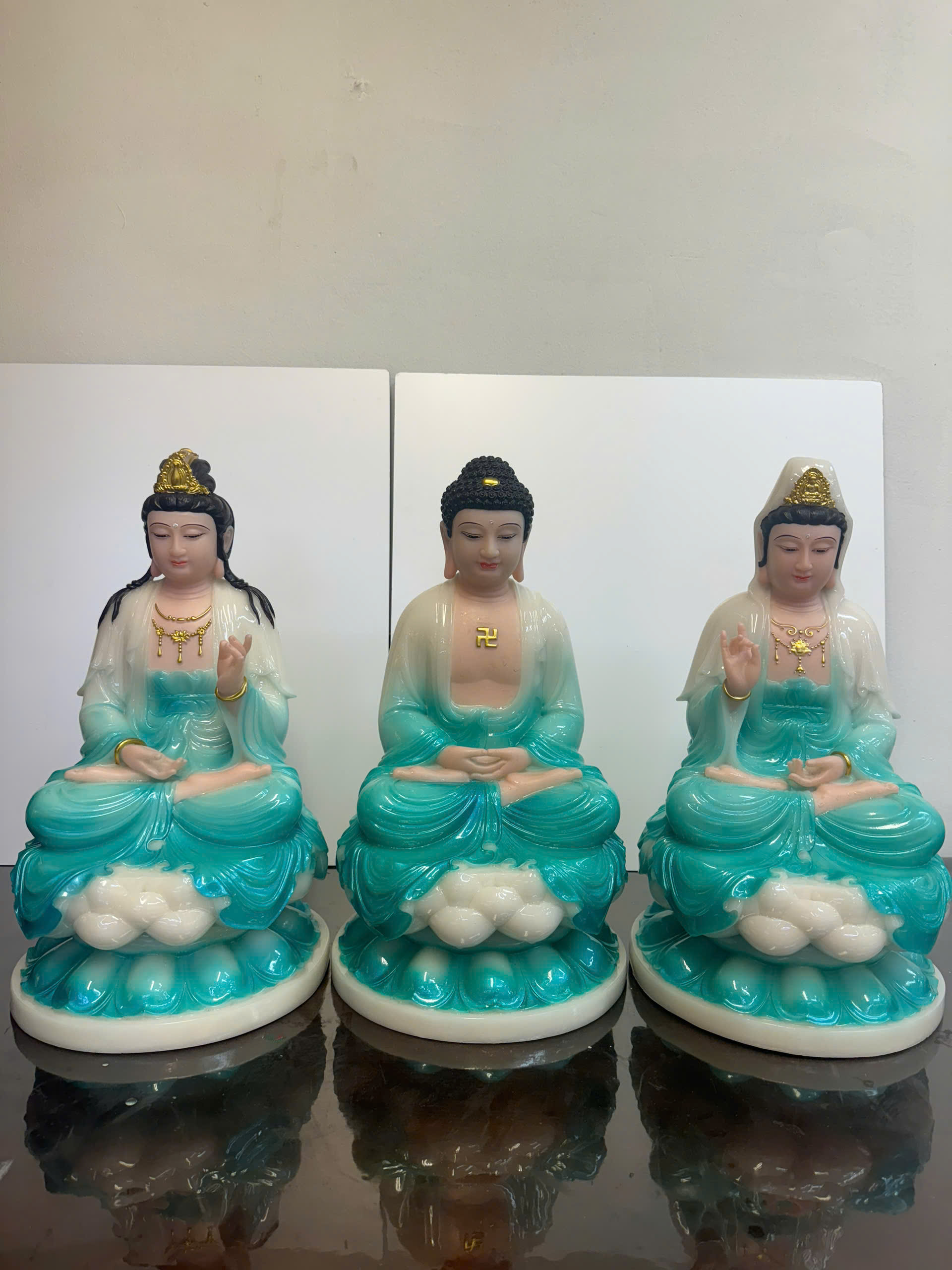 Tây Phương Tam Thánh Áo Trắng Phối Xanh Ngọc Lam Ngồi Tòa Sen Bột Đá