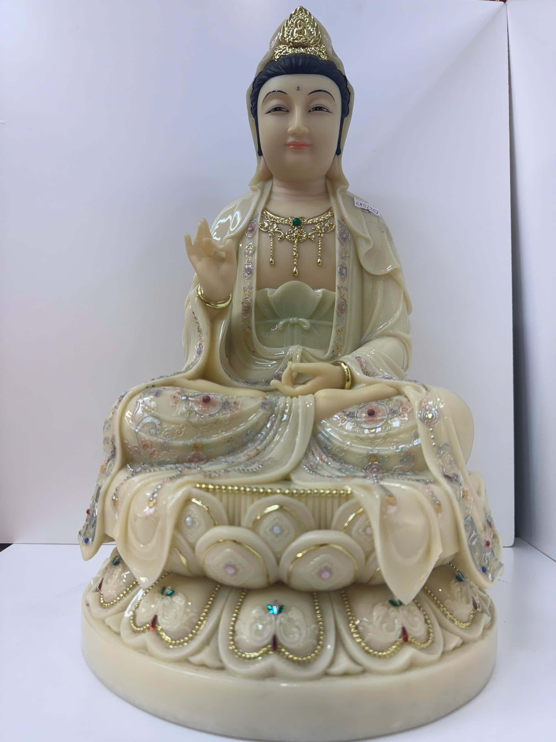 Tượng Quan Âm Bồ Tát Áo Ngà Đính Đá Ngồi Tòa Sen Bột Đá 4 tấc (40cm) - Ảnh 2