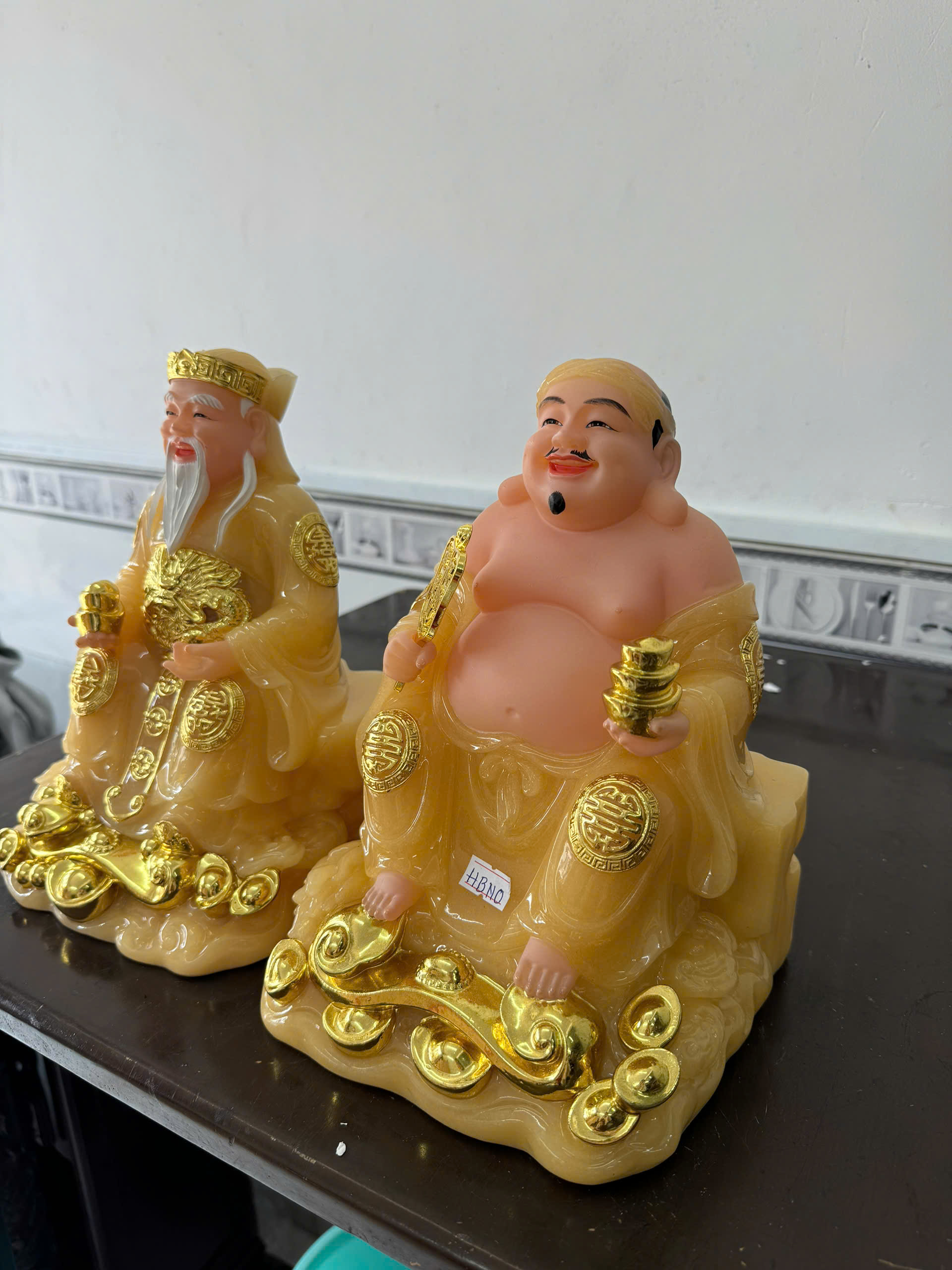 Tượng Thần Tài Ông Địa Áo Vàng Ngọc Dát Vàng Ngồi Đá Bột Đá 10in (25cm) - Ảnh 4