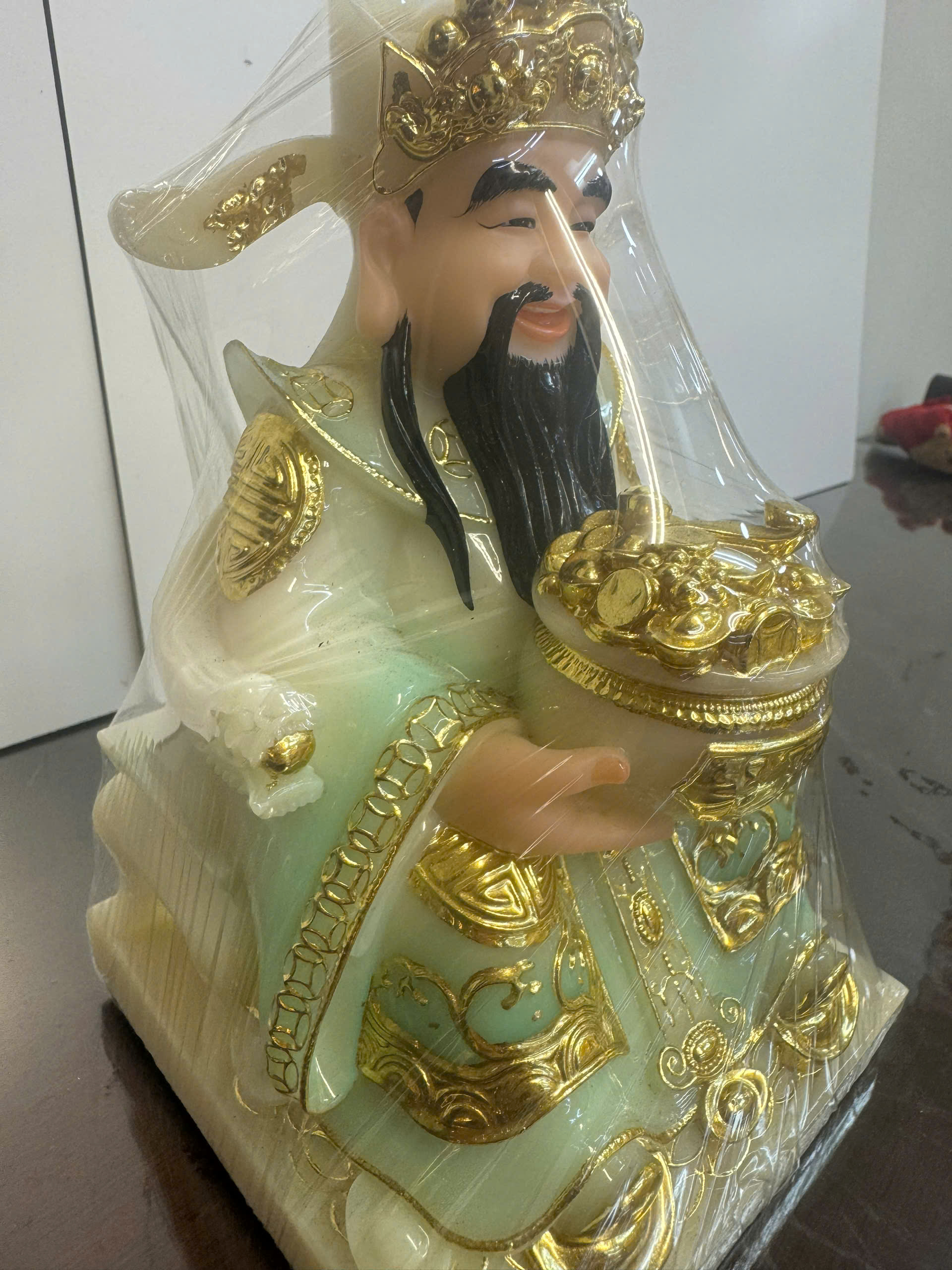 Thần Tài Áo Xanh Ngọc Dát Vàng Ôm Hũ Vàng Ngồi Ngai Bột Đá 12in (30cm) - Ảnh 4