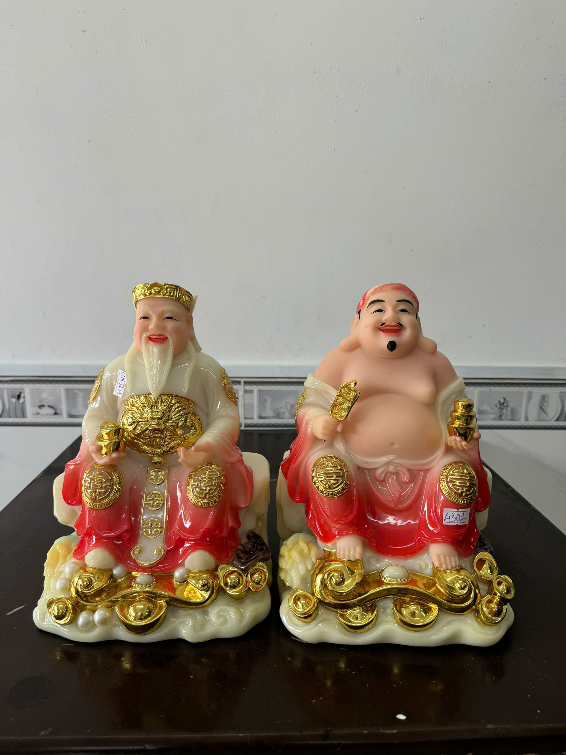 Tượng Thần Tài Ông Địa Áo Trắng Ngọc Phối Đỏ Dát Vàng Ngồi Đá Bột Đá
