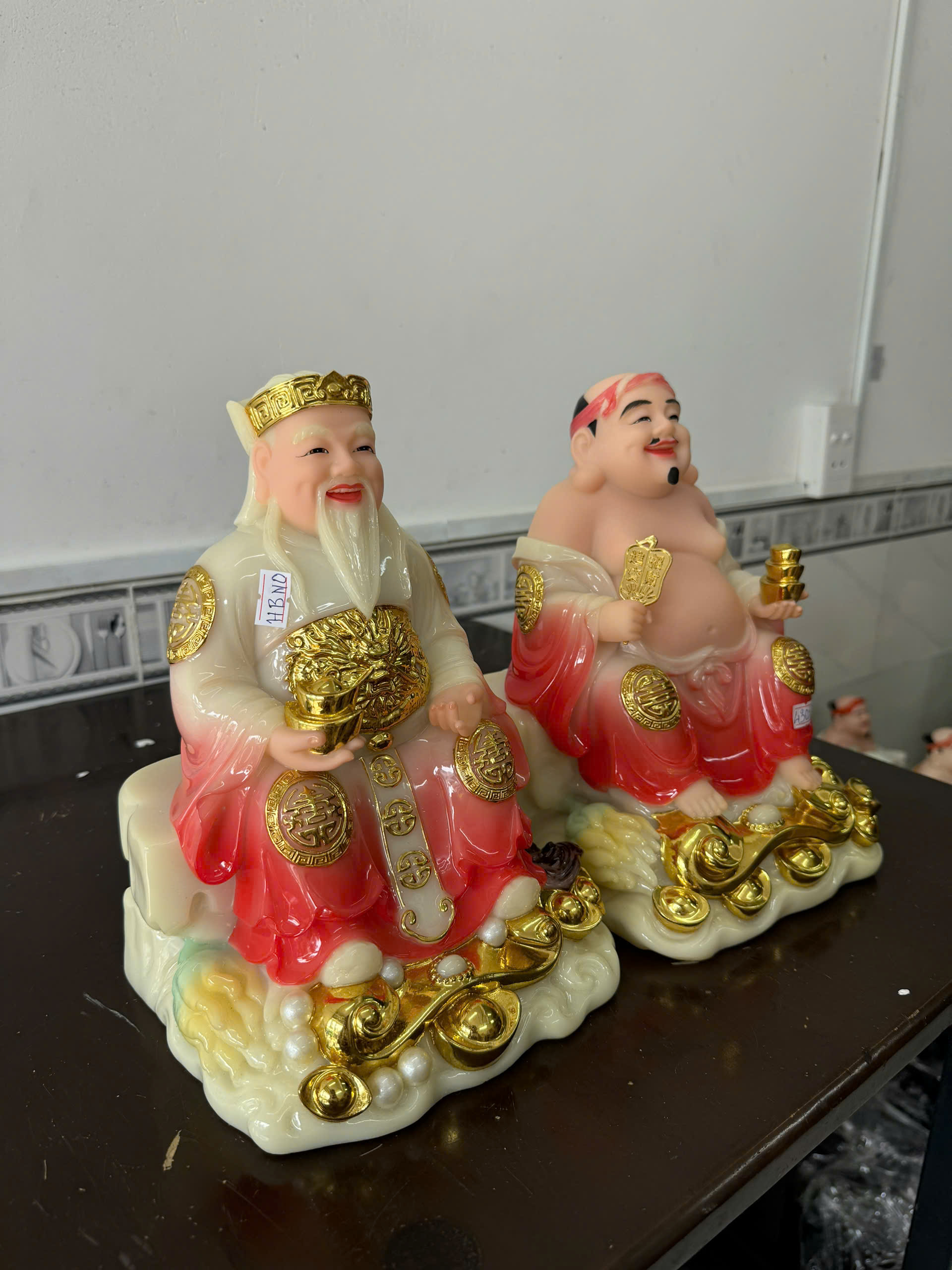 Tượng Thần Tài Ông Địa Áo Trắng Ngọc Phối Đỏ Dát Vàng Ngồi Đá Bột Đá - Ảnh 3
