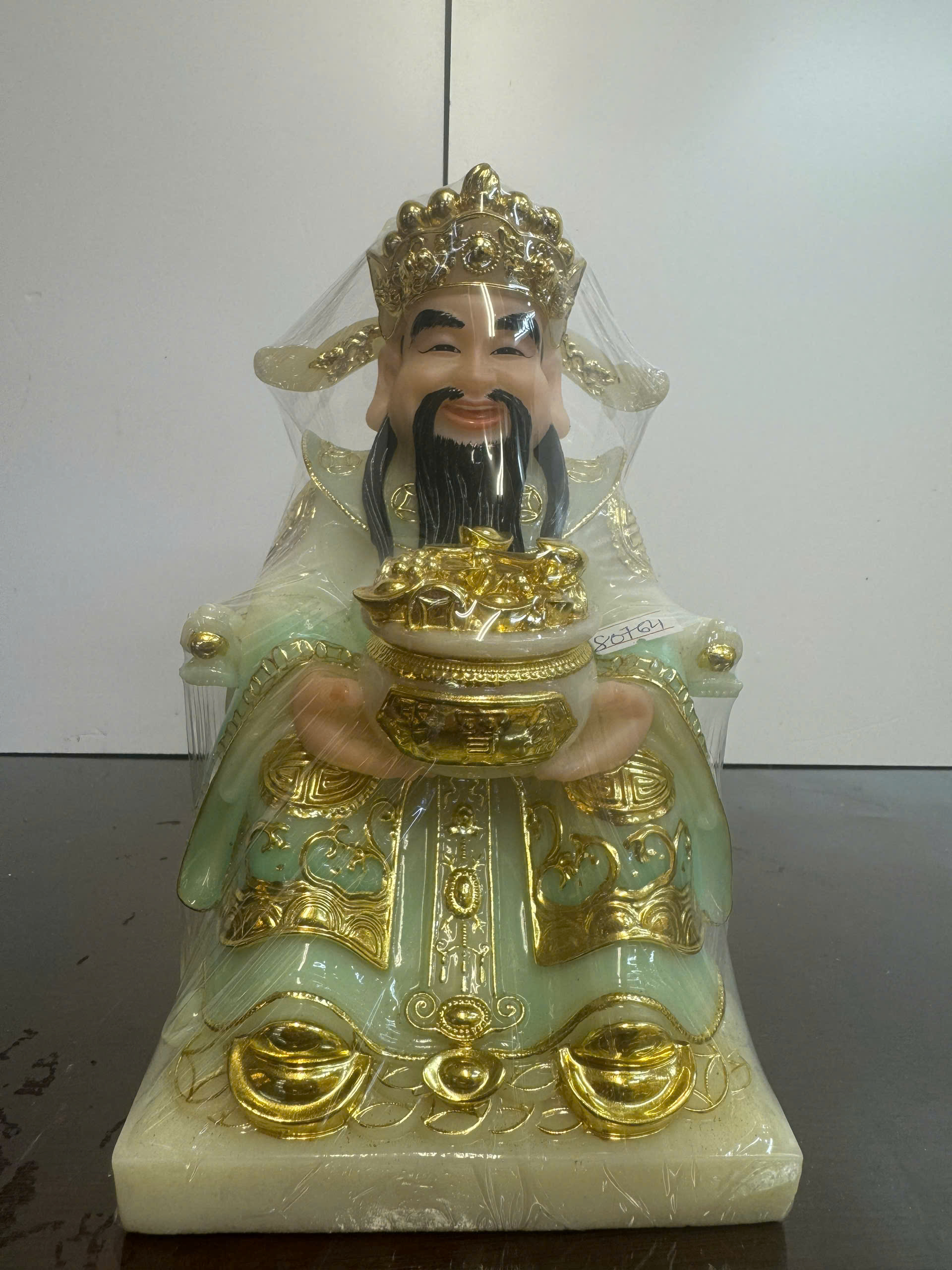 Thần Tài Áo Xanh Ngọc Dát Vàng Ôm Hũ Vàng Ngồi Ngai Bột Đá 12in (30cm)