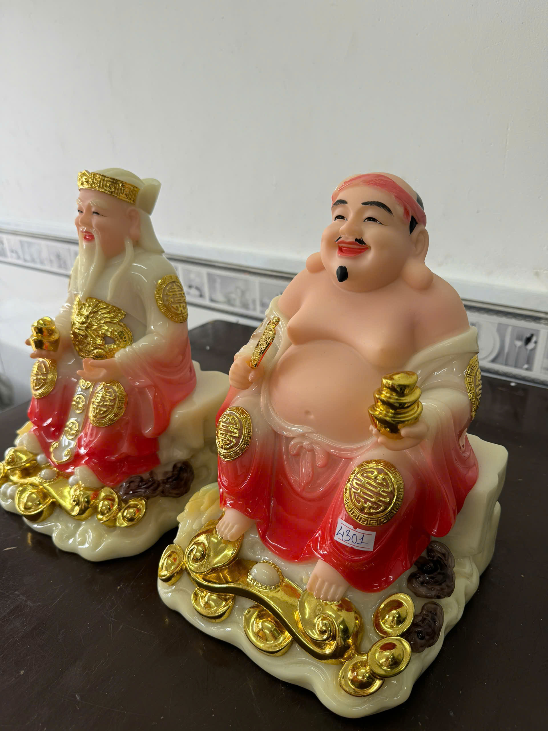Tượng Thần Tài Ông Địa Áo Trắng Ngọc Phối Đỏ Dát Vàng Ngồi Đá Bột Đá - Ảnh 4