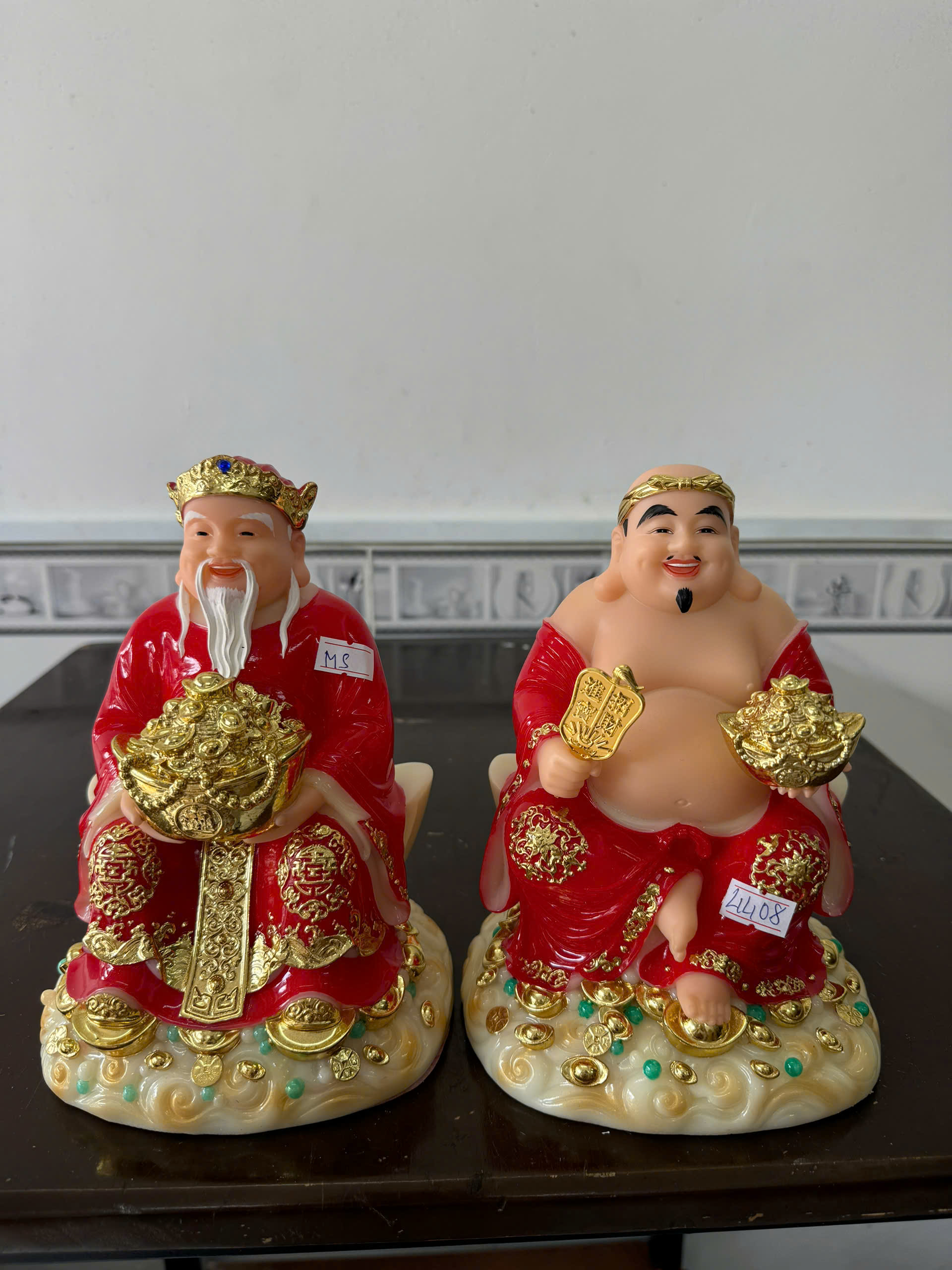 Tượng Thần Tài Ông Địa Áo Đỏ Ôm Chậu Tụ Bảo Ngồi Mây Bột Đá 8in (20cm)