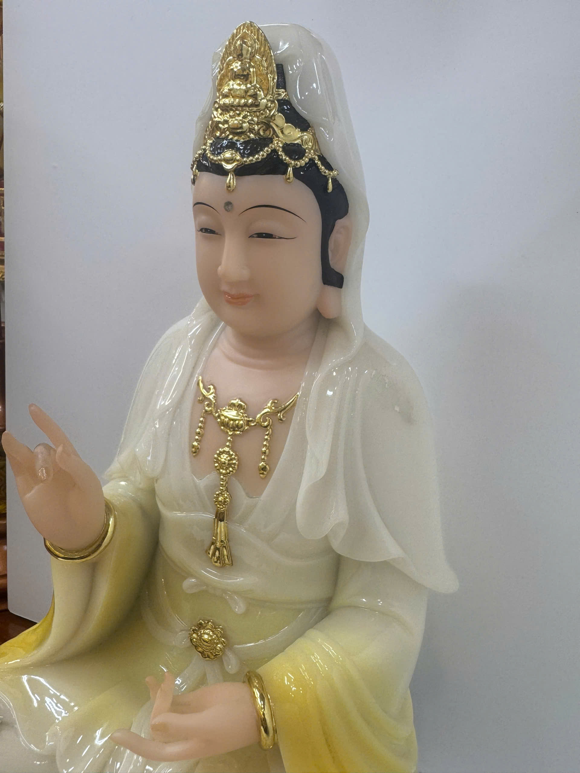 Tượng Quan Âm Bồ Tát Áo Trắng Vàng Ngồi Đài Sen Sóng Nước Bột Đá 4 tấc (40cm) - Ảnh 6