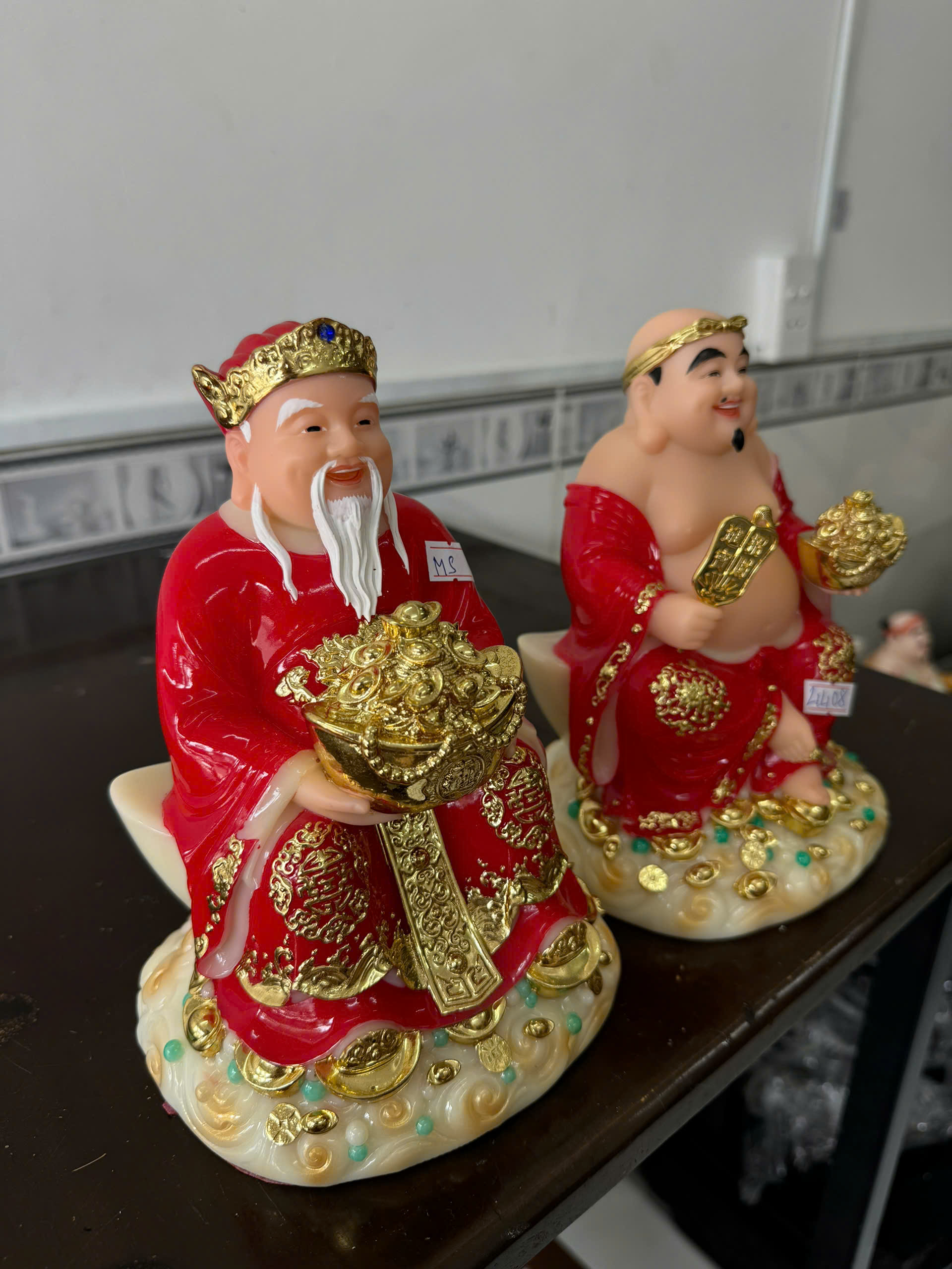 Tượng Thần Tài Ông Địa Áo Đỏ Ôm Chậu Tụ Bảo Ngồi Mây Bột Đá 8in (20cm) - Ảnh 3