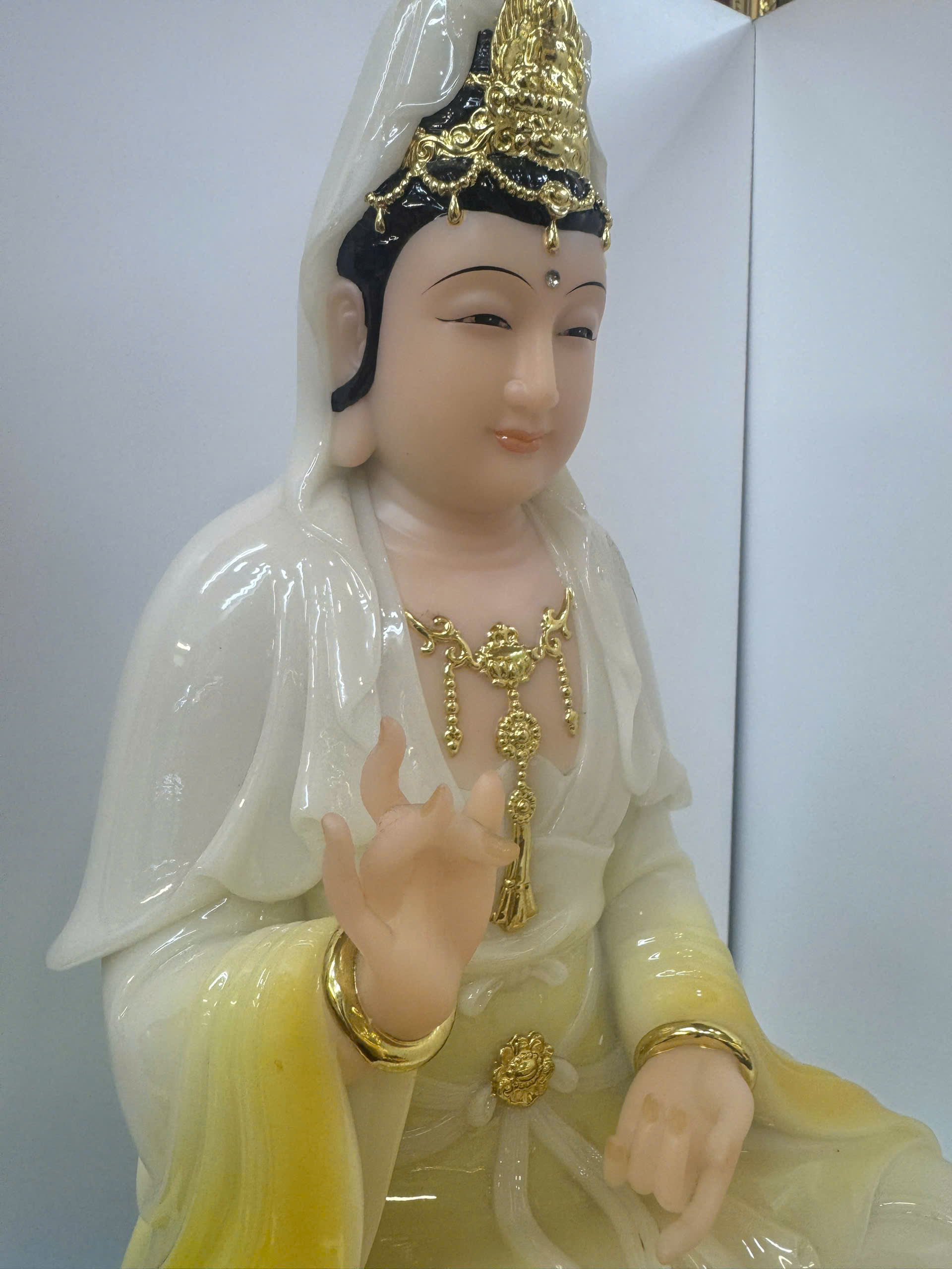 Tượng Quan Âm Bồ Tát Áo Trắng Vàng Ngồi Đài Sen Sóng Nước Bột Đá 4 tấc (40cm) - Ảnh 5