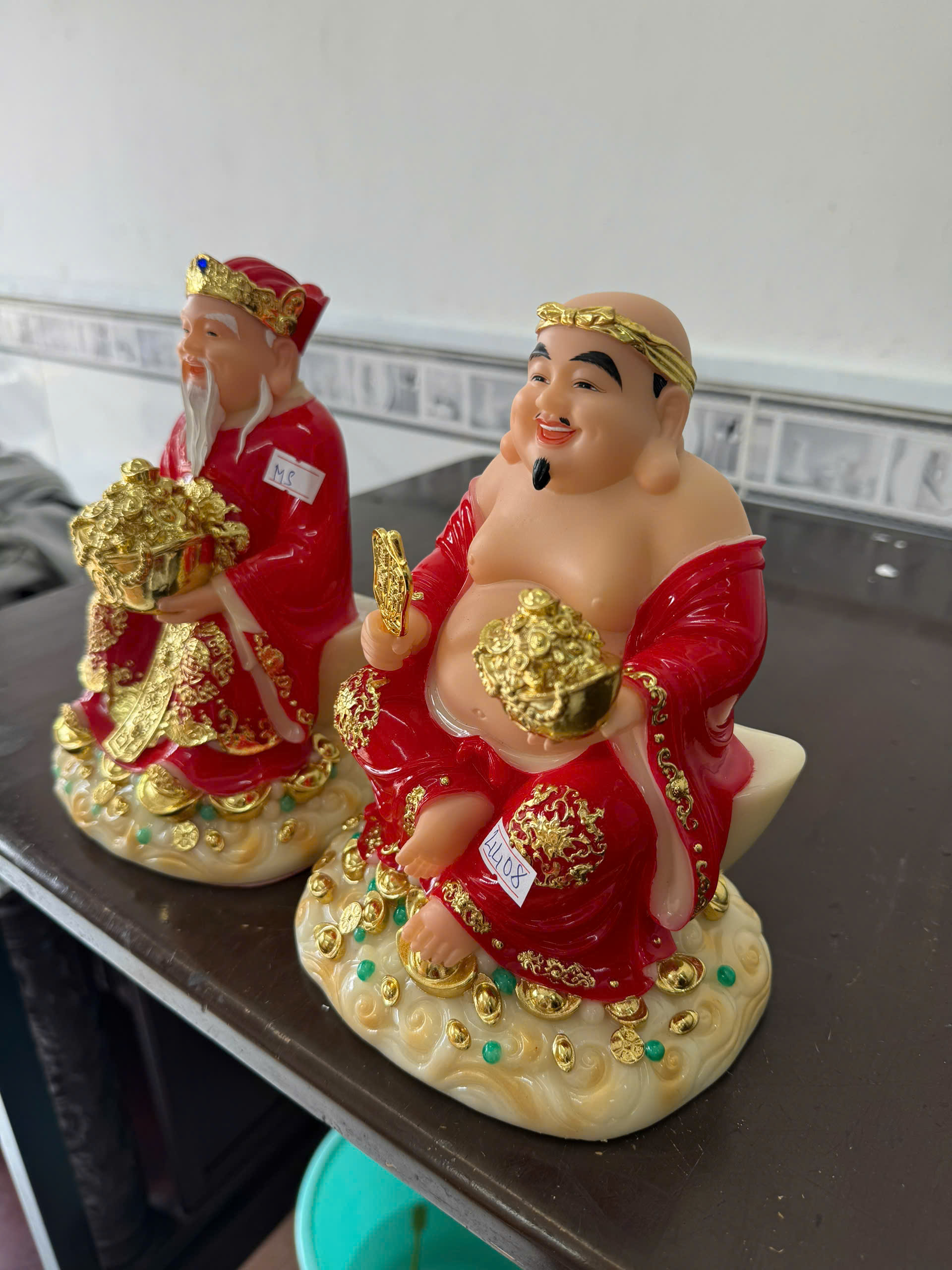 Tượng Thần Tài Ông Địa Áo Đỏ Ôm Chậu Tụ Bảo Ngồi Mây Bột Đá 8in (20cm) - Ảnh 4