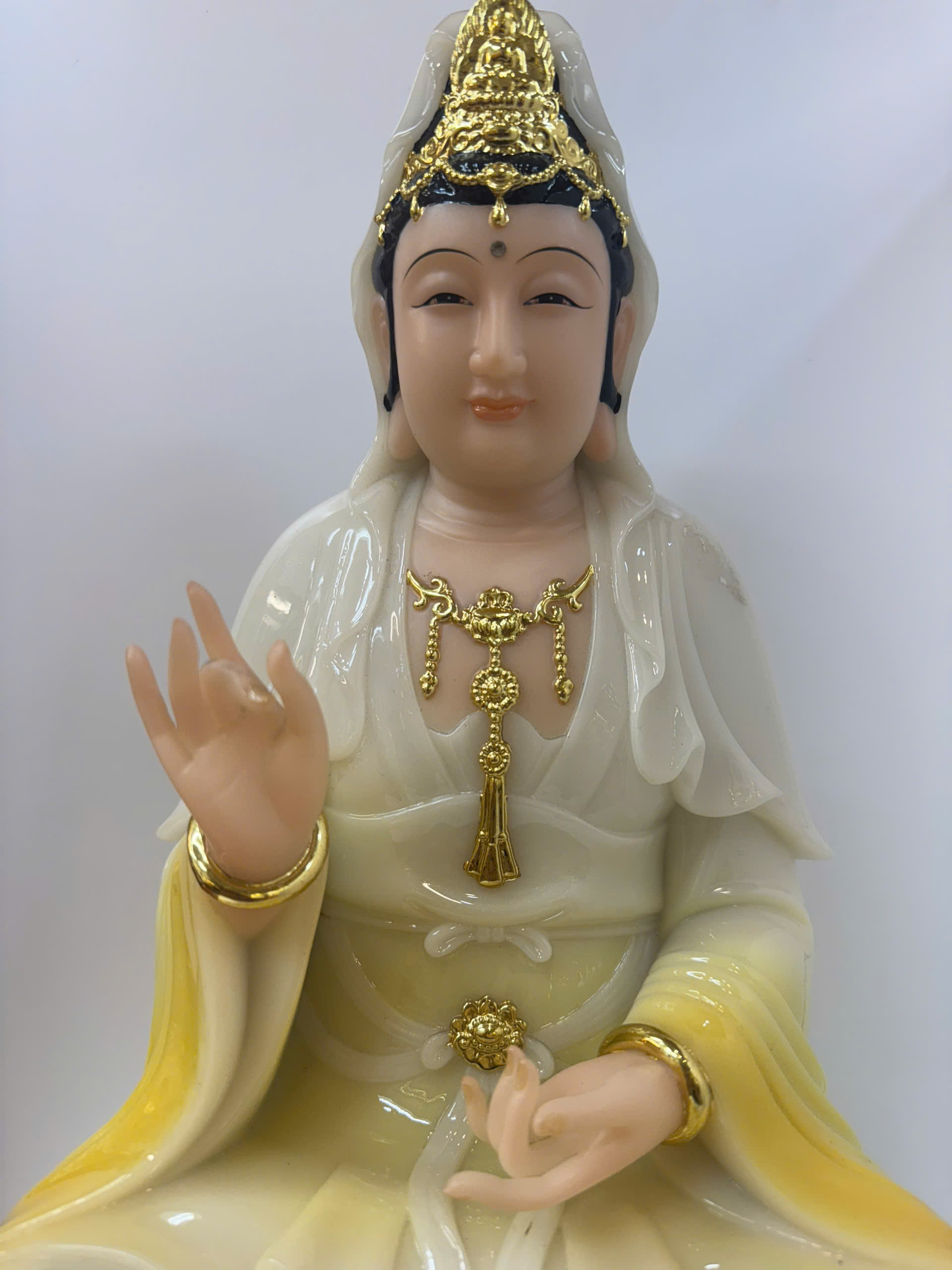 Tượng Quan Âm Bồ Tát Áo Trắng Vàng Ngồi Đài Sen Sóng Nước Bột Đá 4 tấc (40cm) - Ảnh 4