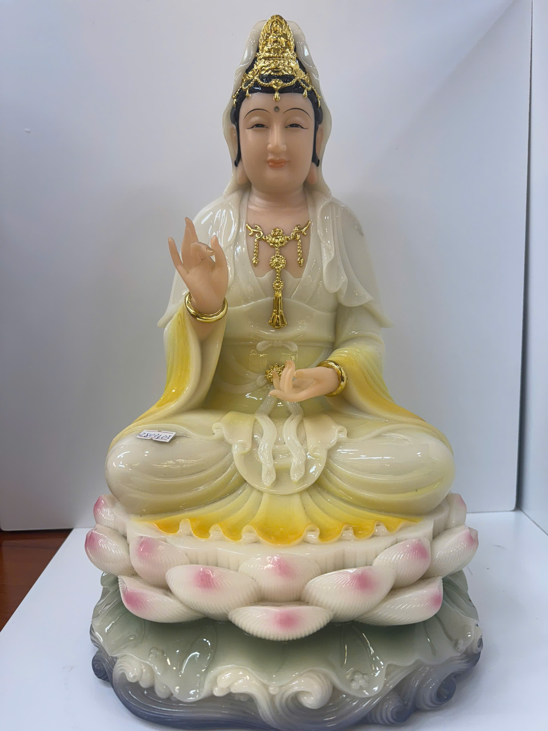 Tượng Quan Âm Bồ Tát Áo Trắng Vàng Ngồi Đài Sen Sóng Nước Bột Đá 4 tấc (40cm)